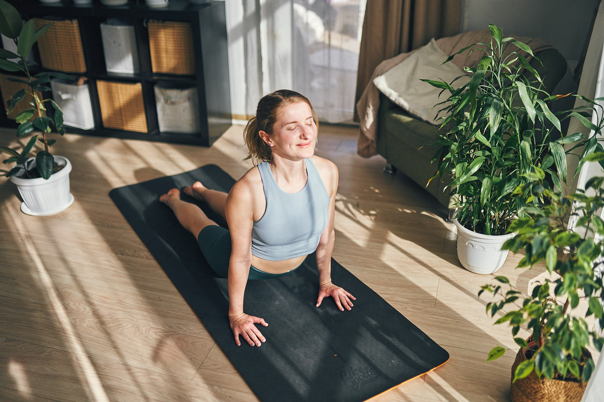 Репортажная съемка йога класса на берегу моря. Фотограф в Сочи Катя Гончарова