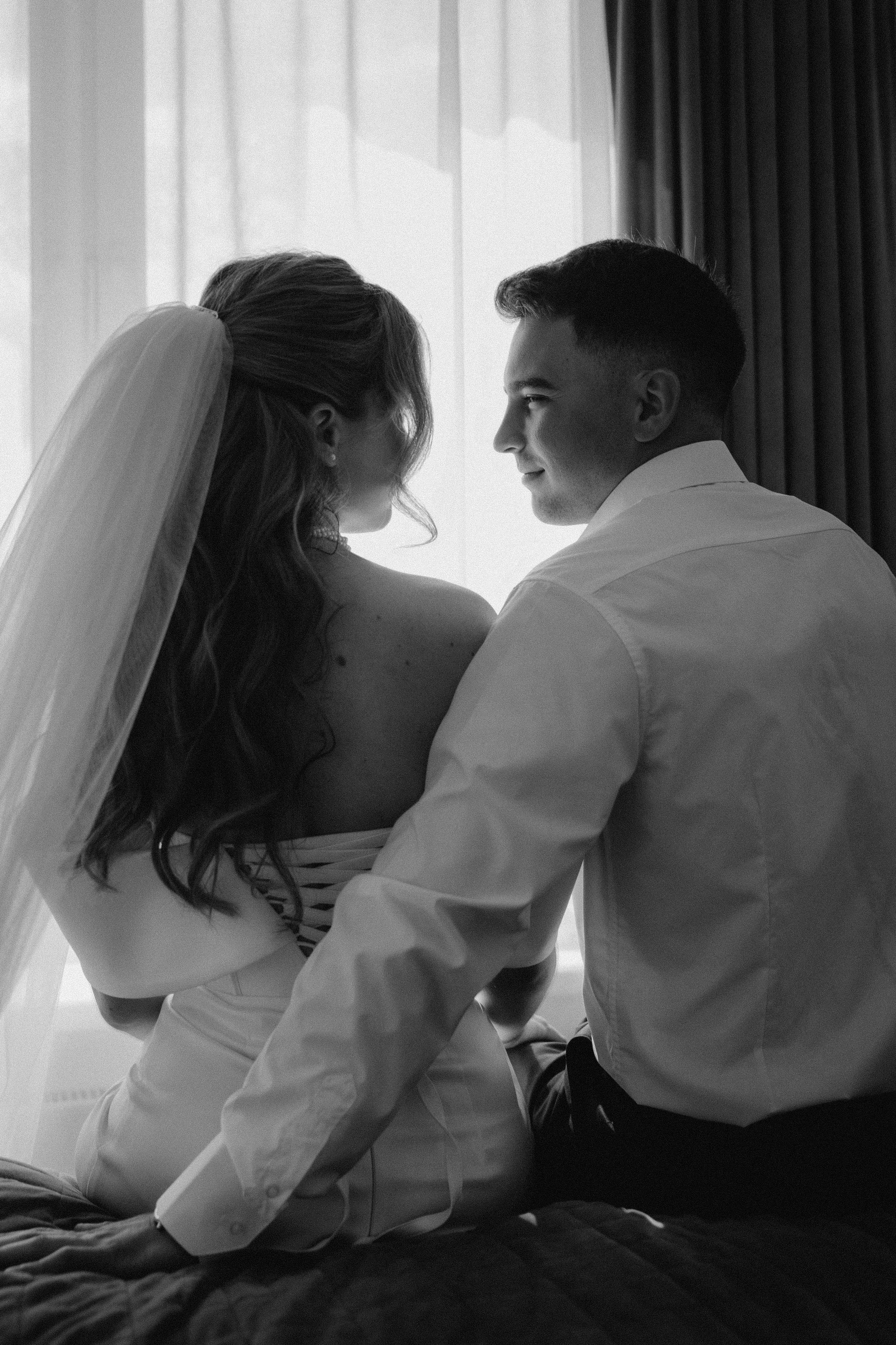 Свадебная фотосессия в стильном лифте элитного дома Москвы