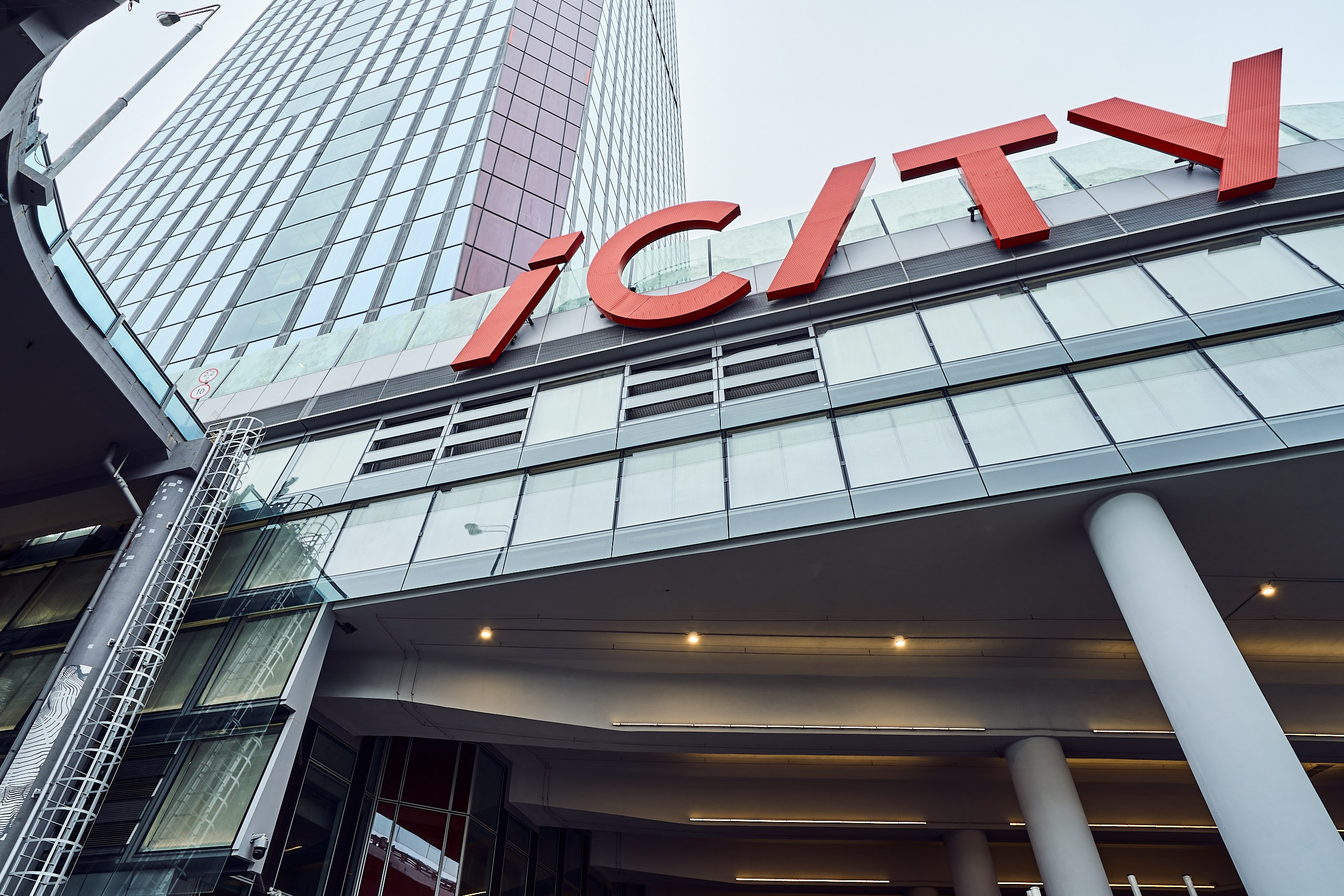 Архитектурная съемка строящегося комплекса офисов iCity от MR Group, вид на вывеску iCity на главном вхоже и башню Space