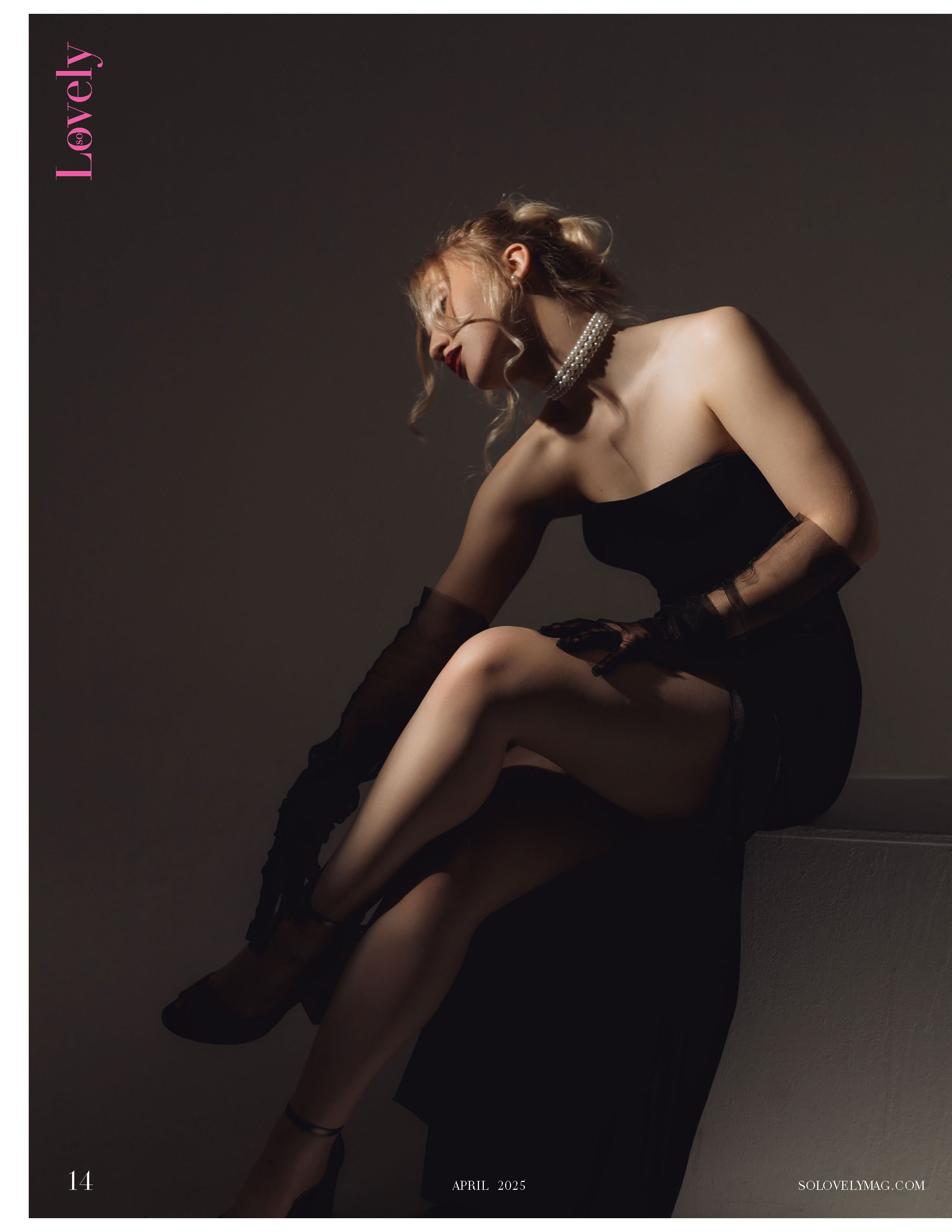 Драматичный женский портрет в студии Москвы. Глубокий черный фон, игра света и тени для создания сильного образа.