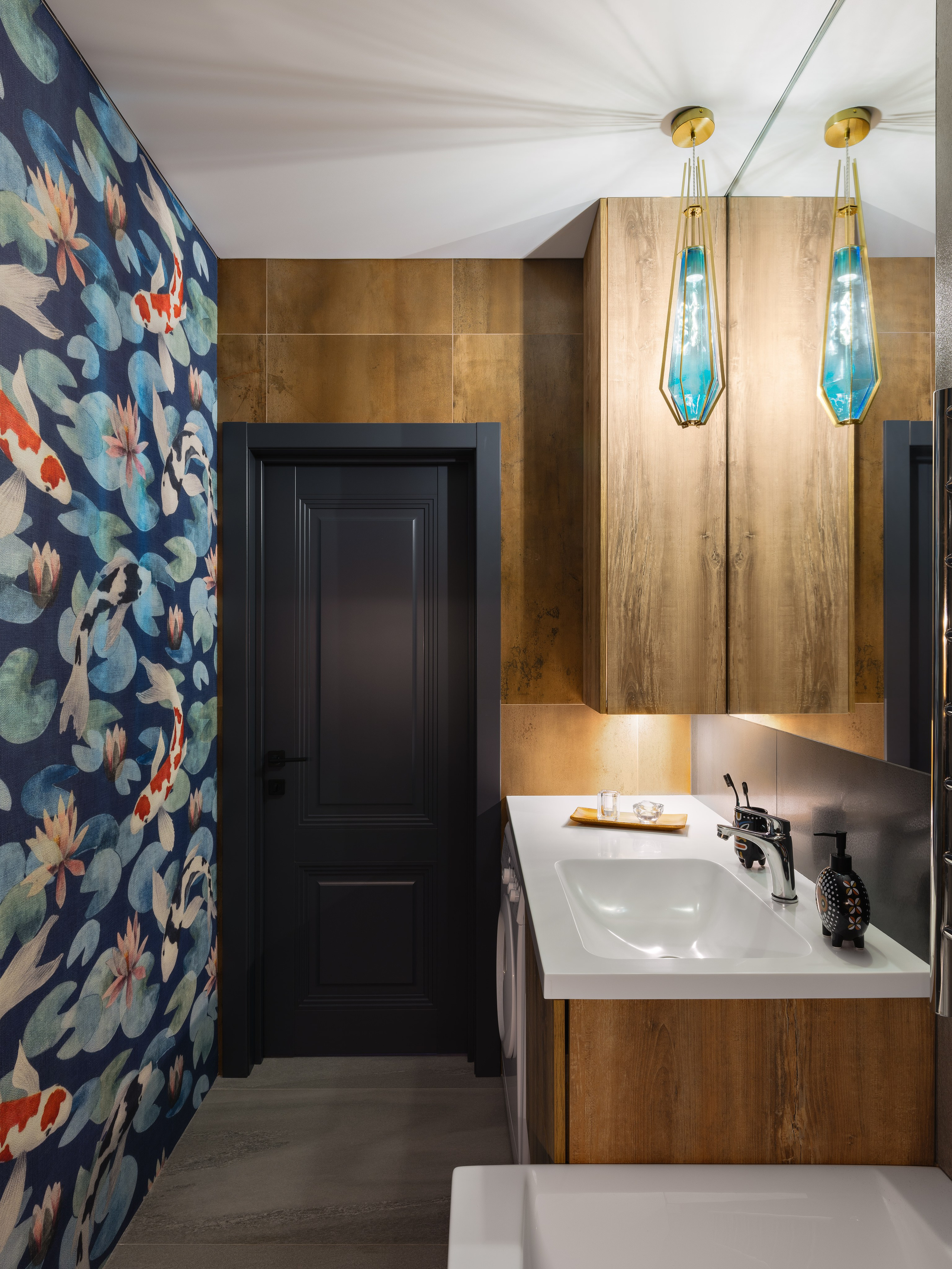 Современный интерьер ванной комнаты с декоративными обоями с карпами кои, деревянными шкафами и стильными подвесными светильниками, фото уютного дизайна Лилии Горожеевой, фотограф Сергей Денисенко.