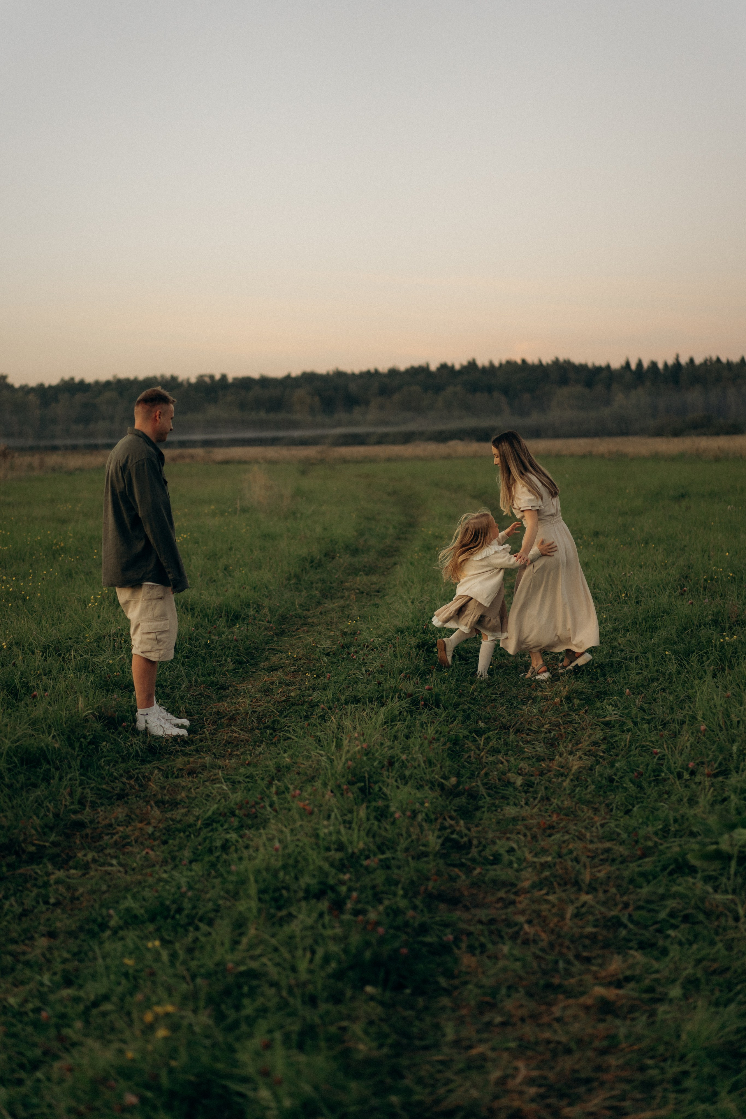 Летний вечер в поле. Семейный lifestyle фотограф в Москве Рената Рафикова