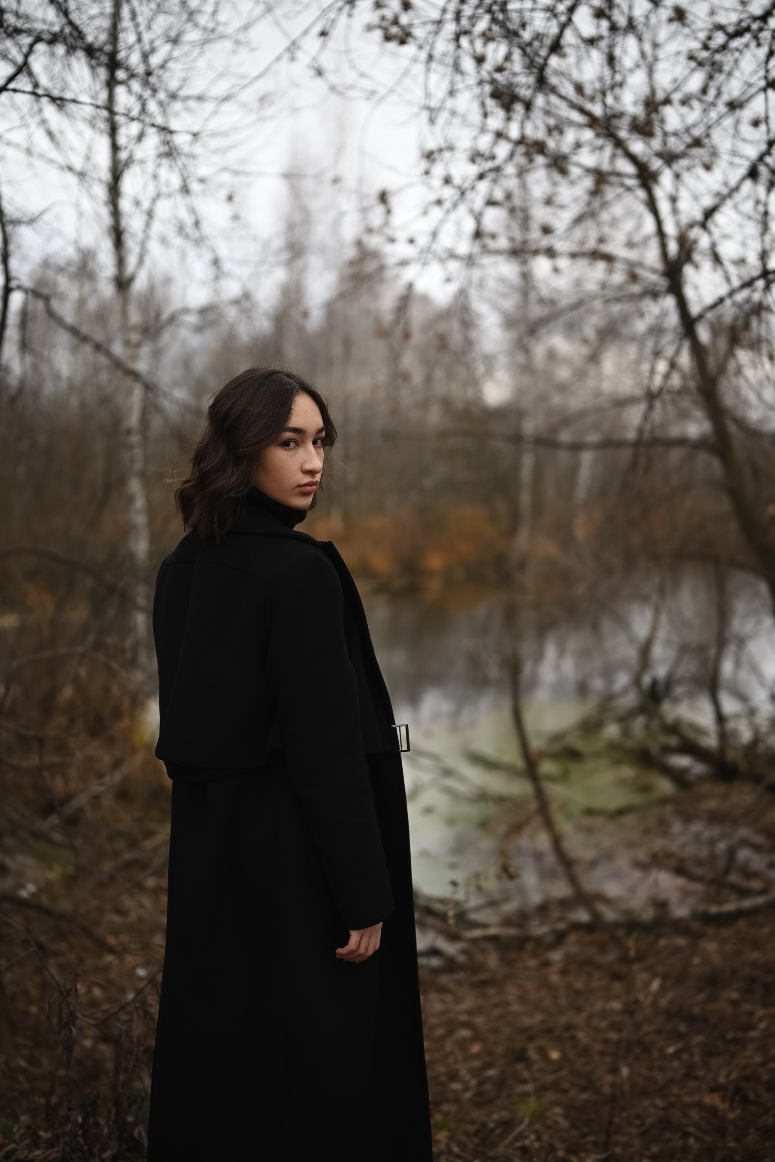 Стильная осенняя съёмка в Казани с атмосферой спокойной природы и приглушённых тонов