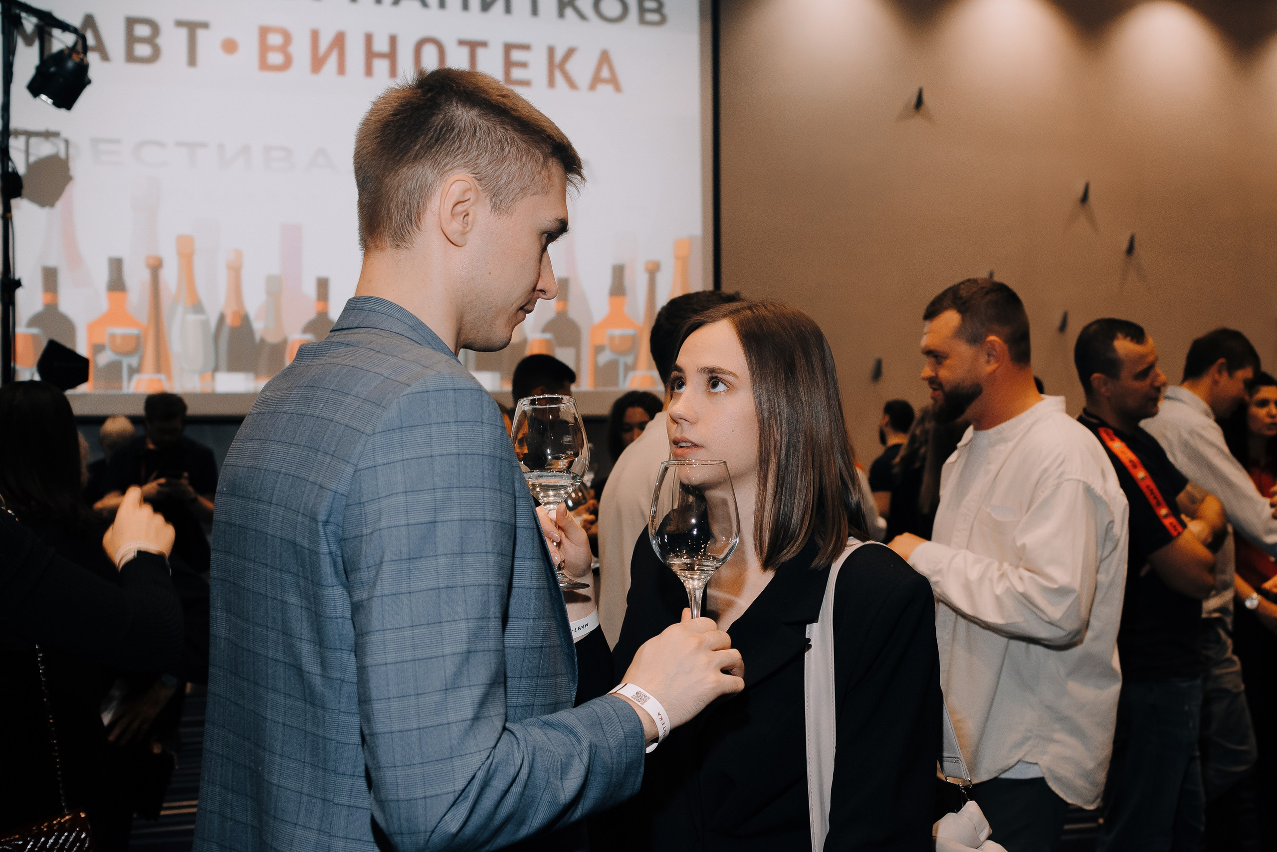 ФЕСТИВАЛЬ ВИНА И КРЕПКИХ НАПИТКОВ МАВТ-ВИНОТЕКА. Репортажный фотограф Зуев Роман г. Челябинск