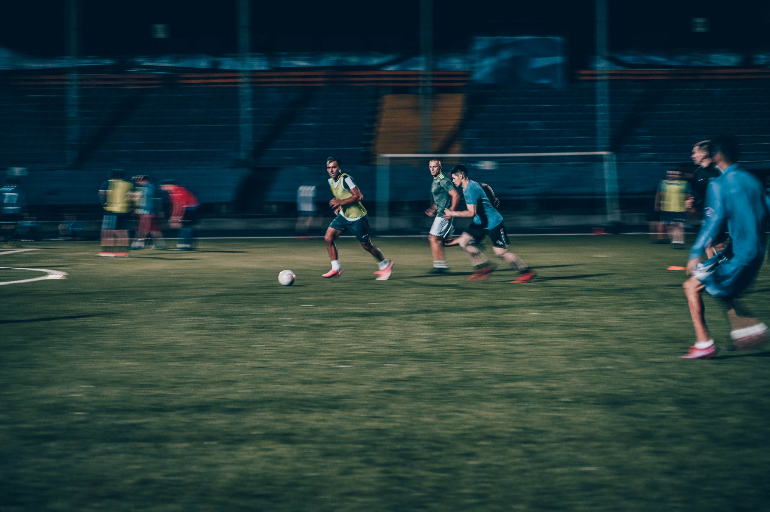 Фотосъёмка футбольной тренировки на стадионе. Фотограф Александр Орымбаев