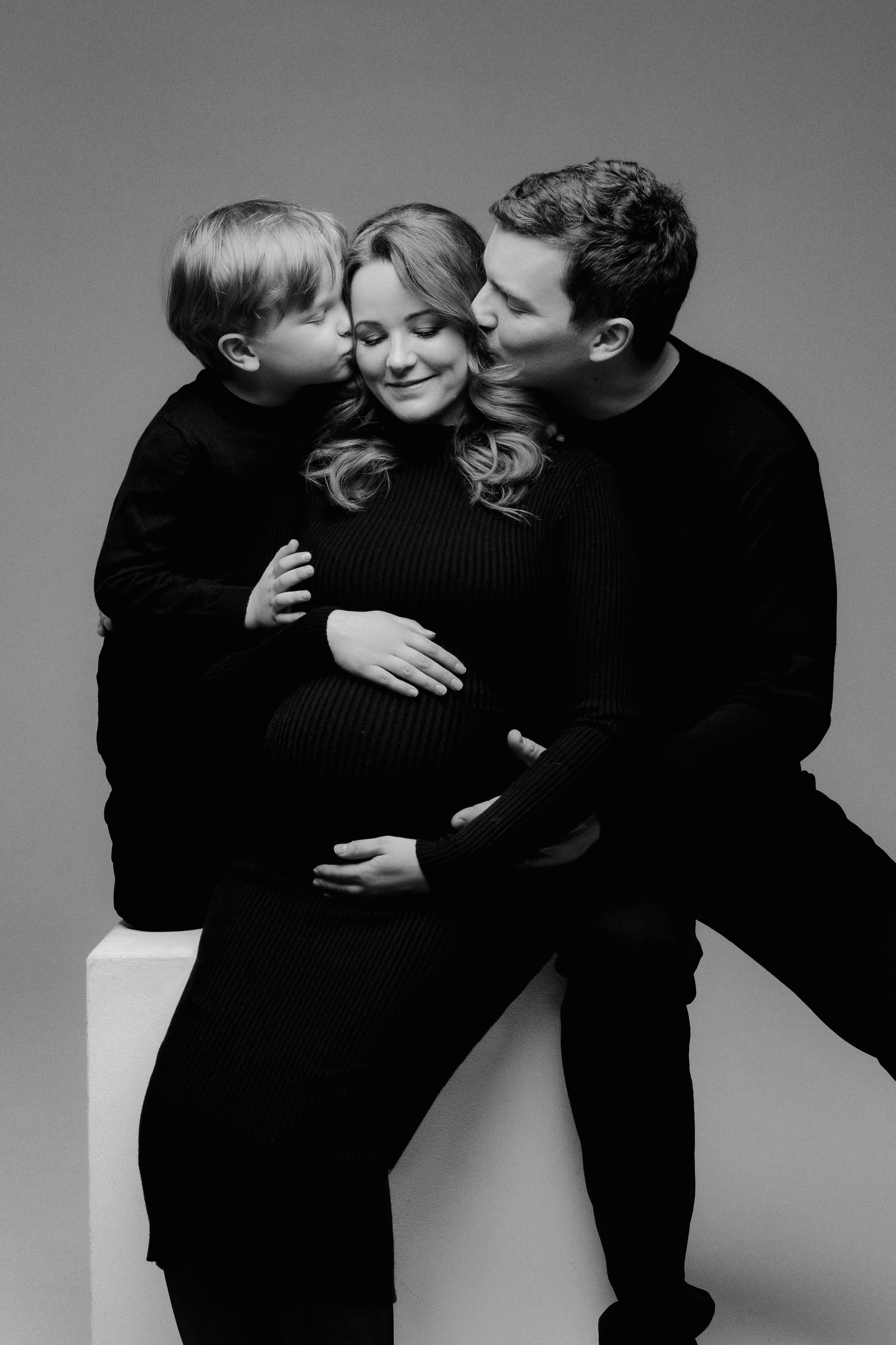 Катя, Рома и Ваня. Семейная фотосессия на циклораме чб. Фотограф в Москве Ольга Сатони