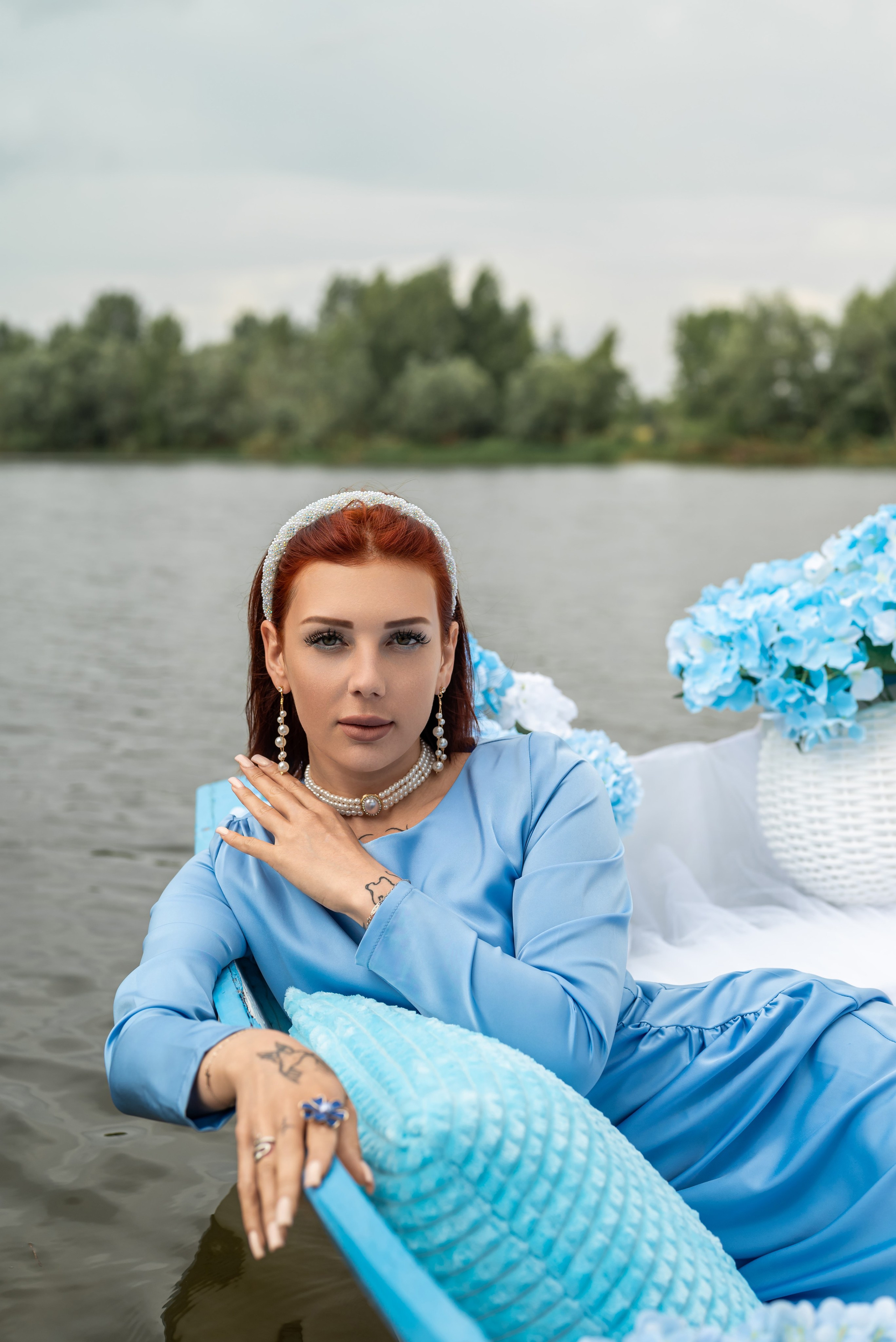 Фотопроект на лодке с голубыми гортензиями. Фотограф в городе Салават