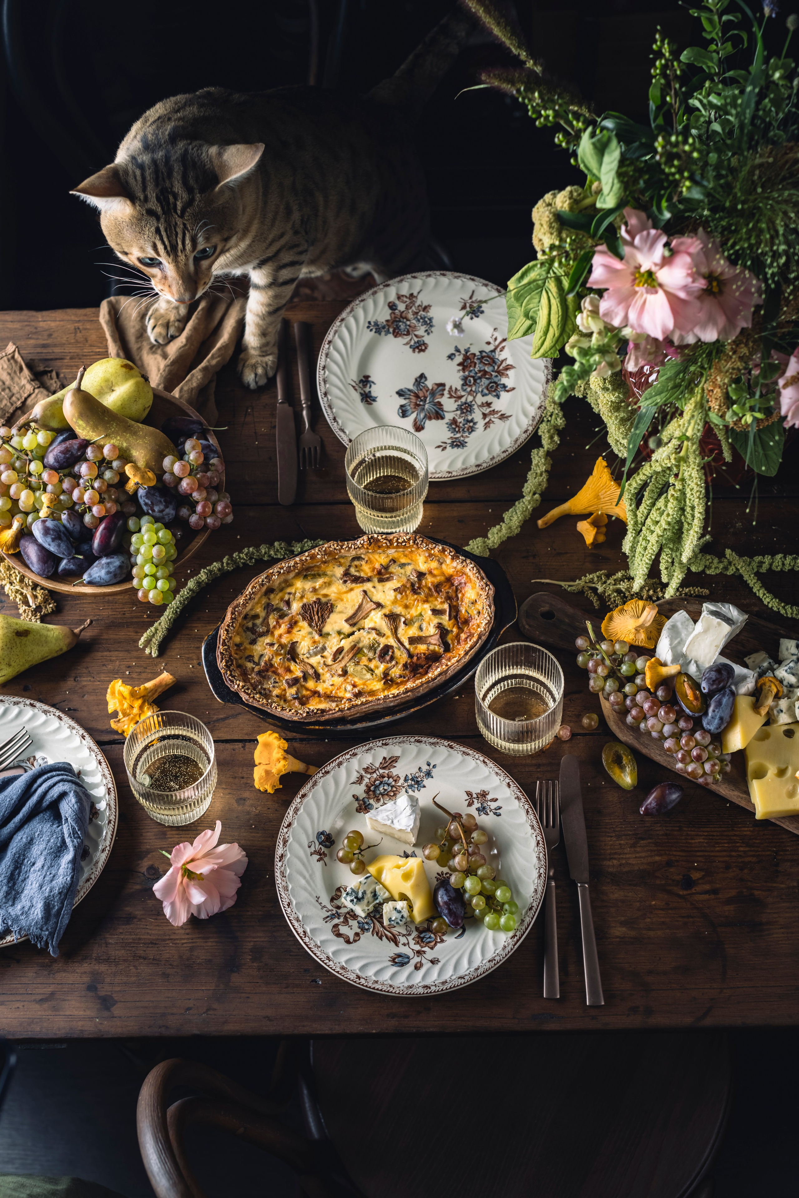 Киш с лисичками сервировка. Foodie Stories (гастрономические истории) рекламная фуд-фотосъёмка, Москва