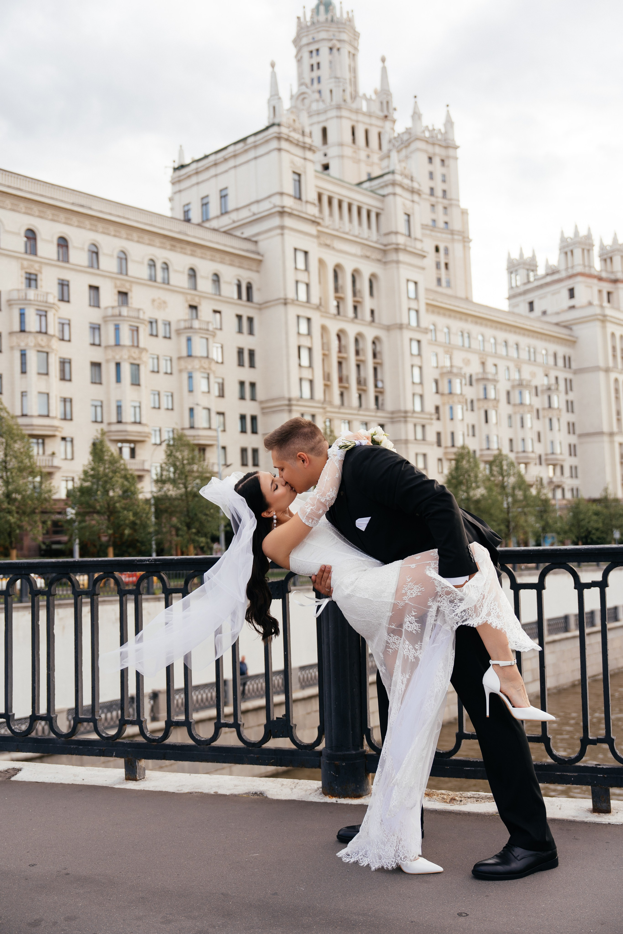 Свадебная фотосессия в Москве у высотки на Котельнической набережной. Свадебный фотограф в Москве Анна Полушина