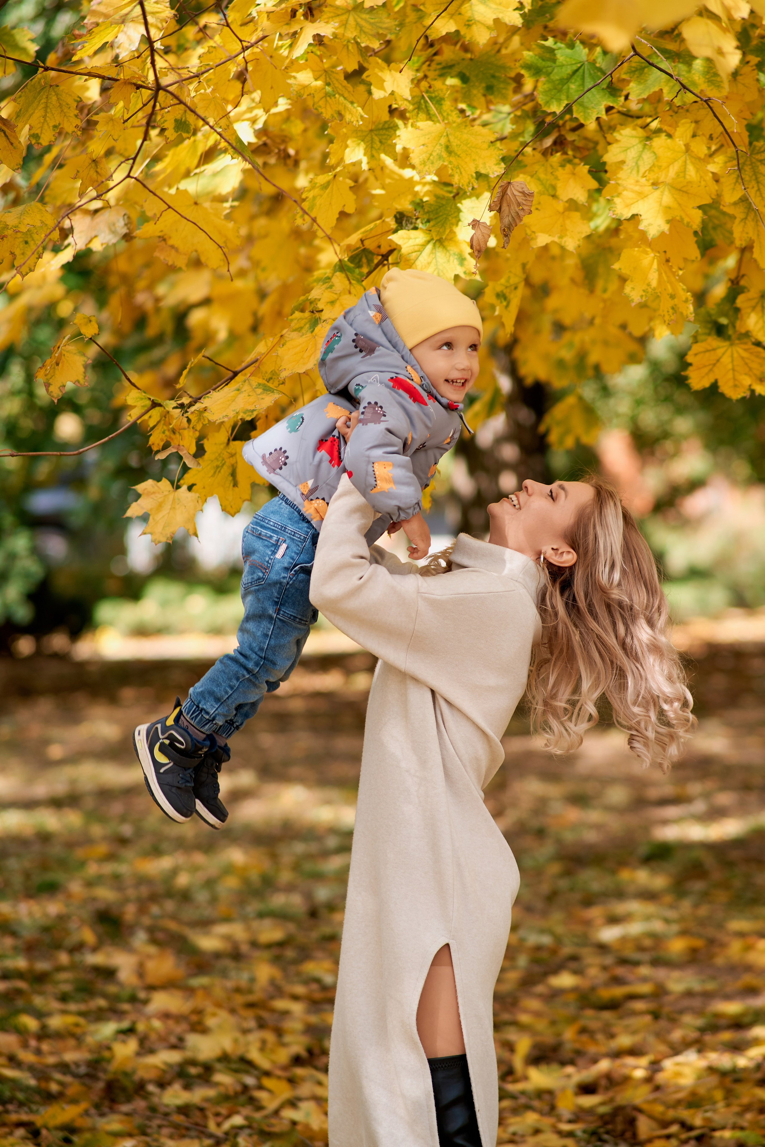 Осенняя прогулка мамы с сыном. Фотограф Таганрог Анна Трайжон