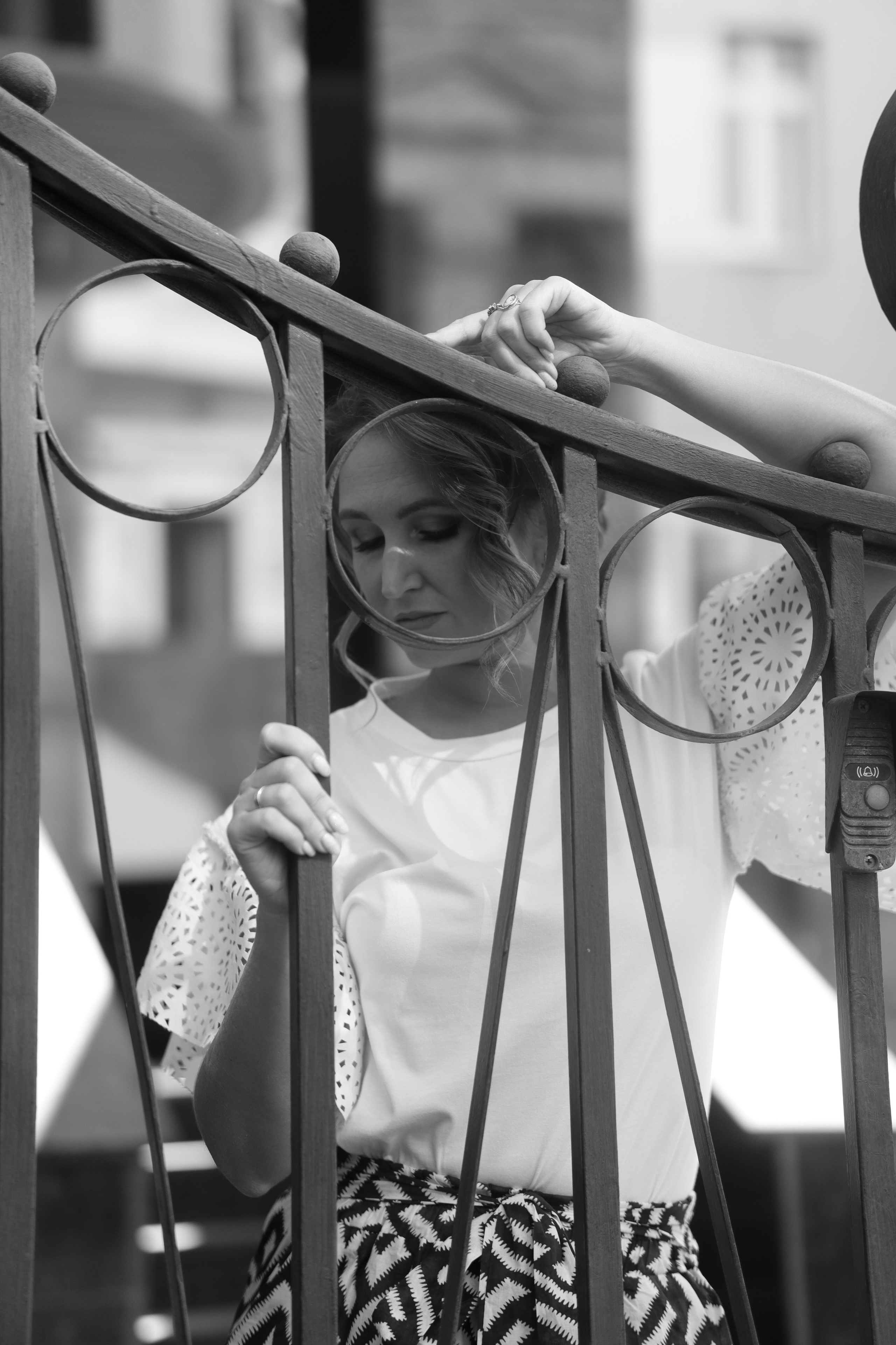 портрет женщины в белой рубашке