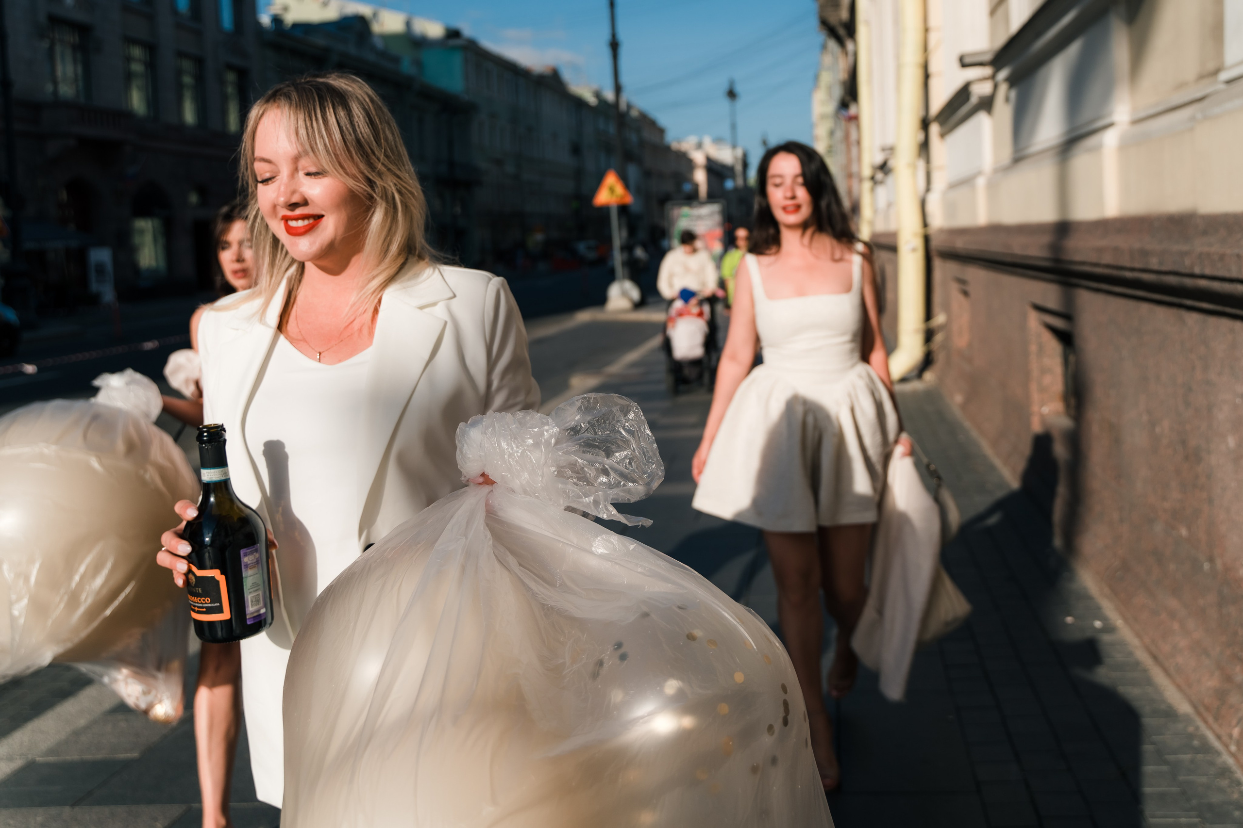 Фотосъемка девичника, встреча девушек, веселые женские портреты