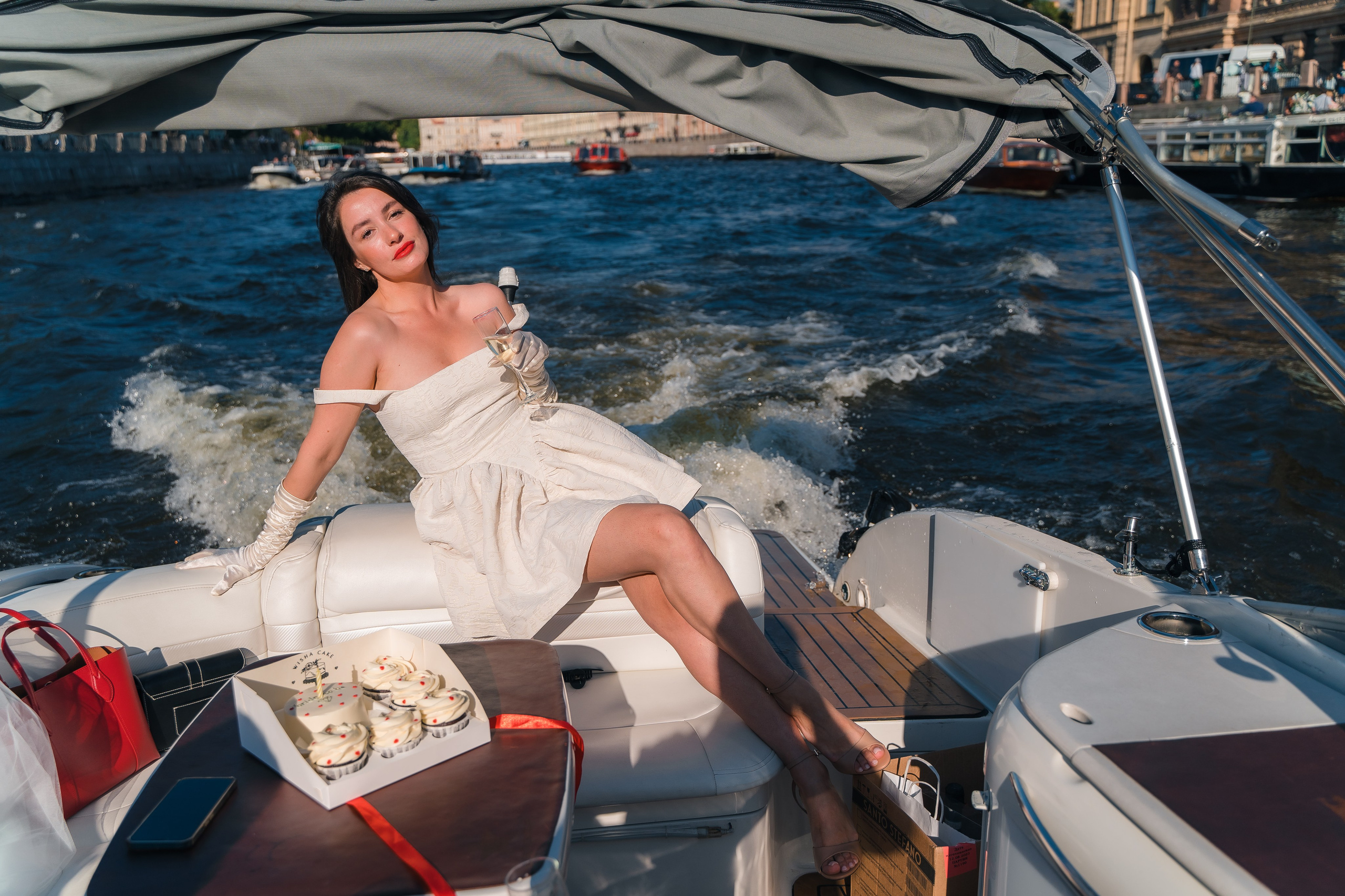 Фотосъемка девичника, встреча девушек, веселые женские портреты