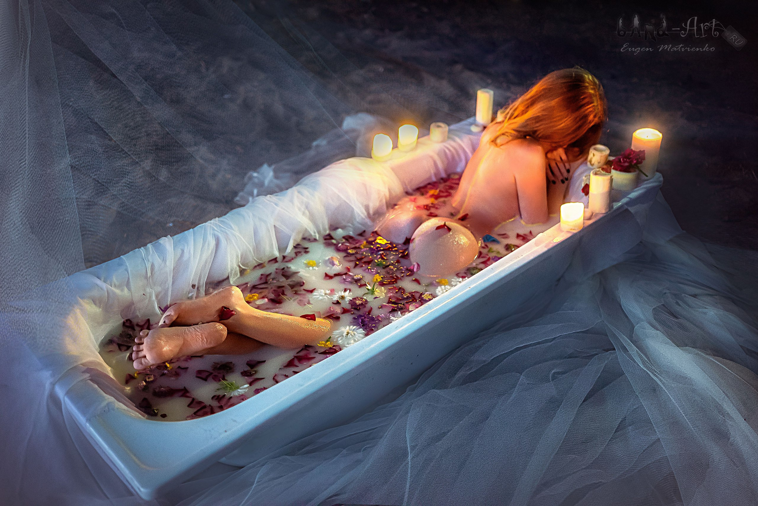 Светлана Николаева девушка в ванной в поле