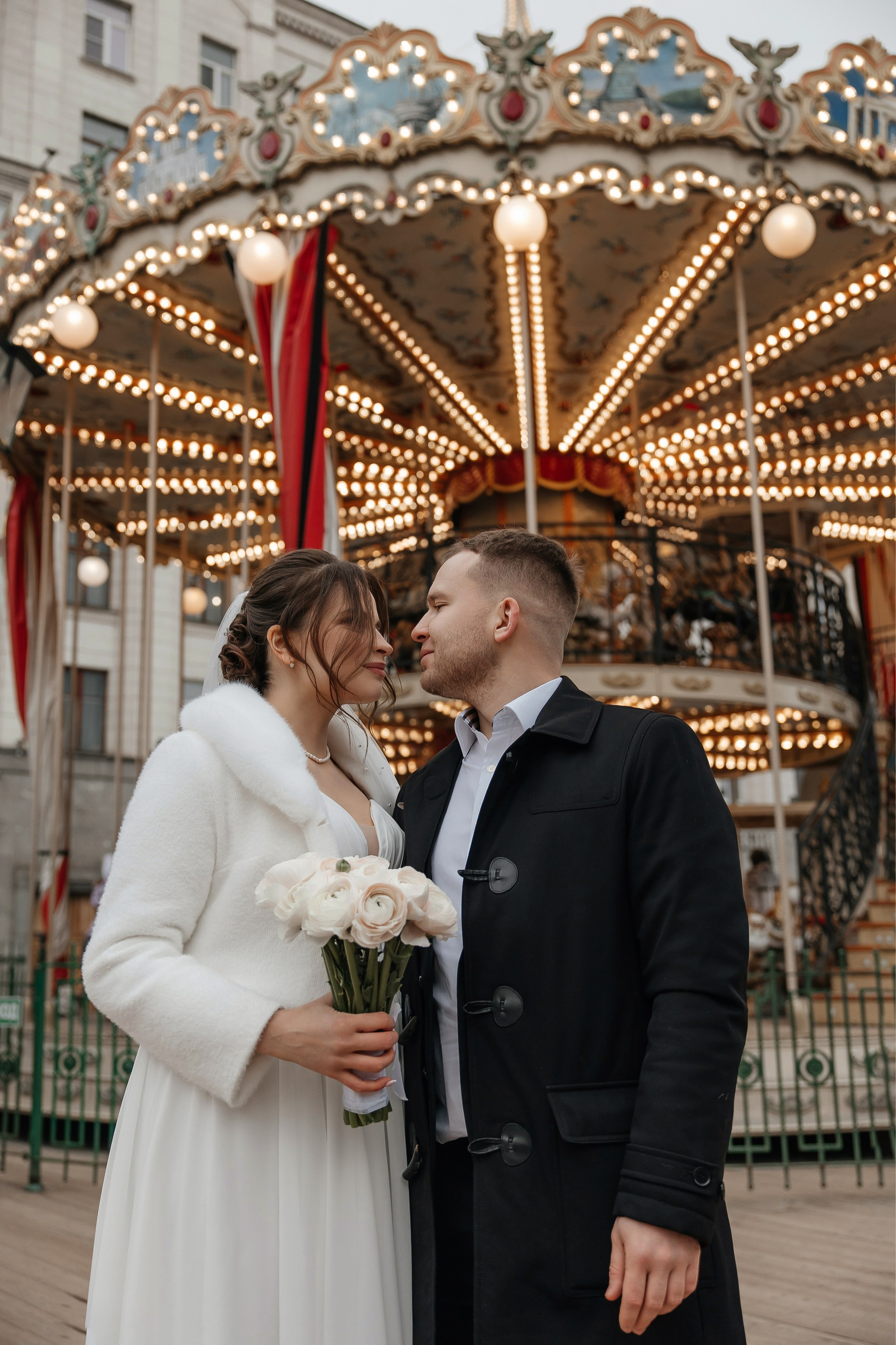 Свадебная фотосессия на Новогодней карусели на ярмарке в Москве