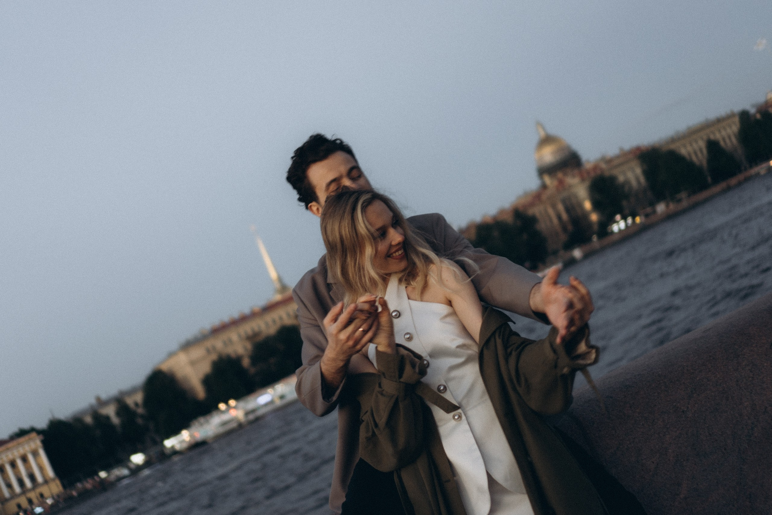 СВАДЕБНАЯ СЬЕМКА ПАРЫ НА РАССВЕТЕ В БЕЛЫЕ НОЧИ И ПРОГУЛКА С РАЗВОДНЫМИ МОСТАМИ И ПИКНИК ВОЗЛЕ ИСАКИЕВСКОГО СОБОРА. Профессиональный фотограф, Санкт-Петербург — Виктория Богомолова