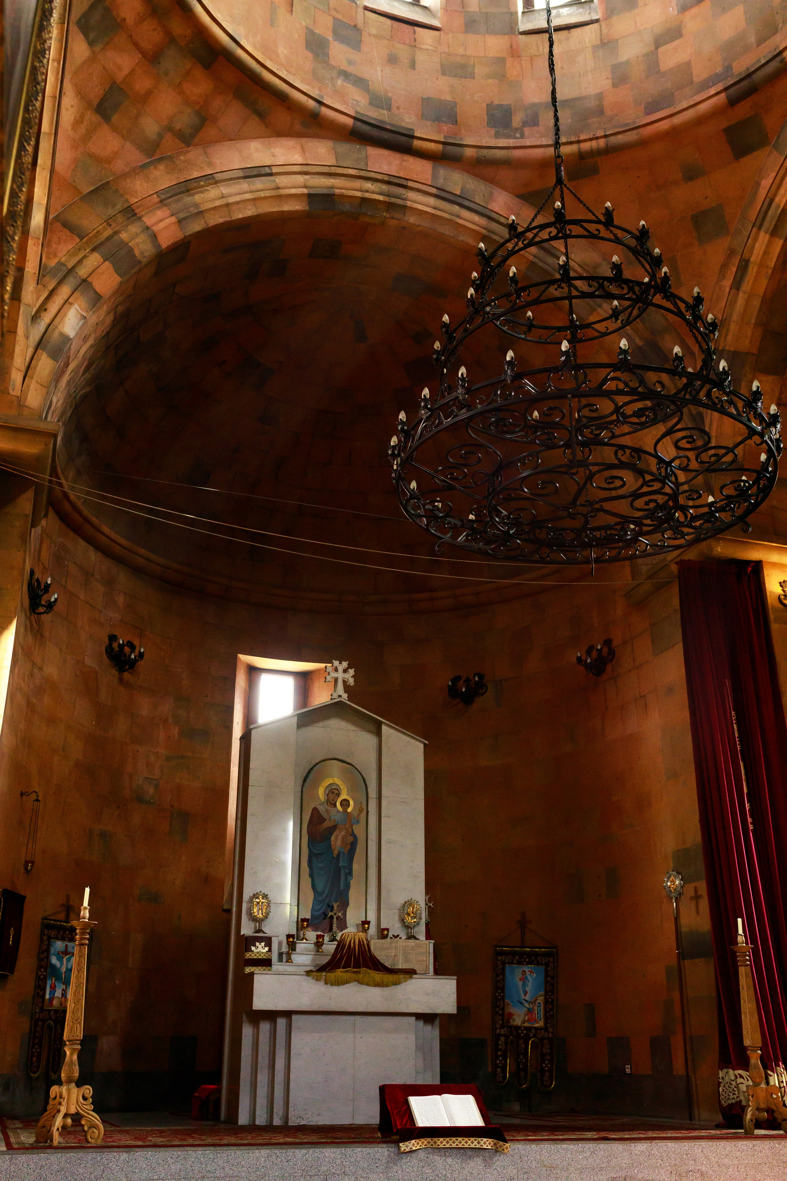 Таинство Крещения в Армянской церкви. Фотограф Тверь. Свадебные, семейные, индивидуальные фотосессии