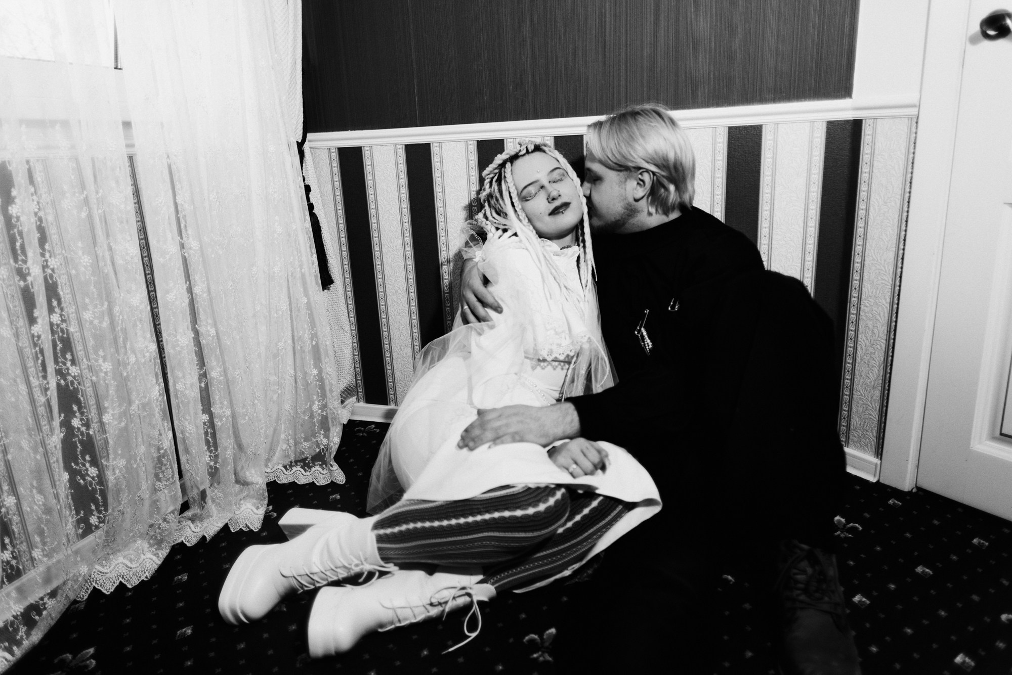 Свадьба для двоих в Тюмени — фотосессия в ЗАГСе, кафе и отеле. Портретный фотограф Тюмень Дарья Мустафина