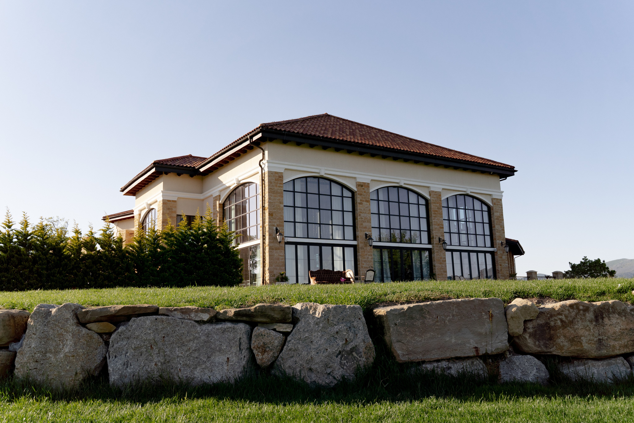 Здание ресторана в гольф клубе Геленджика