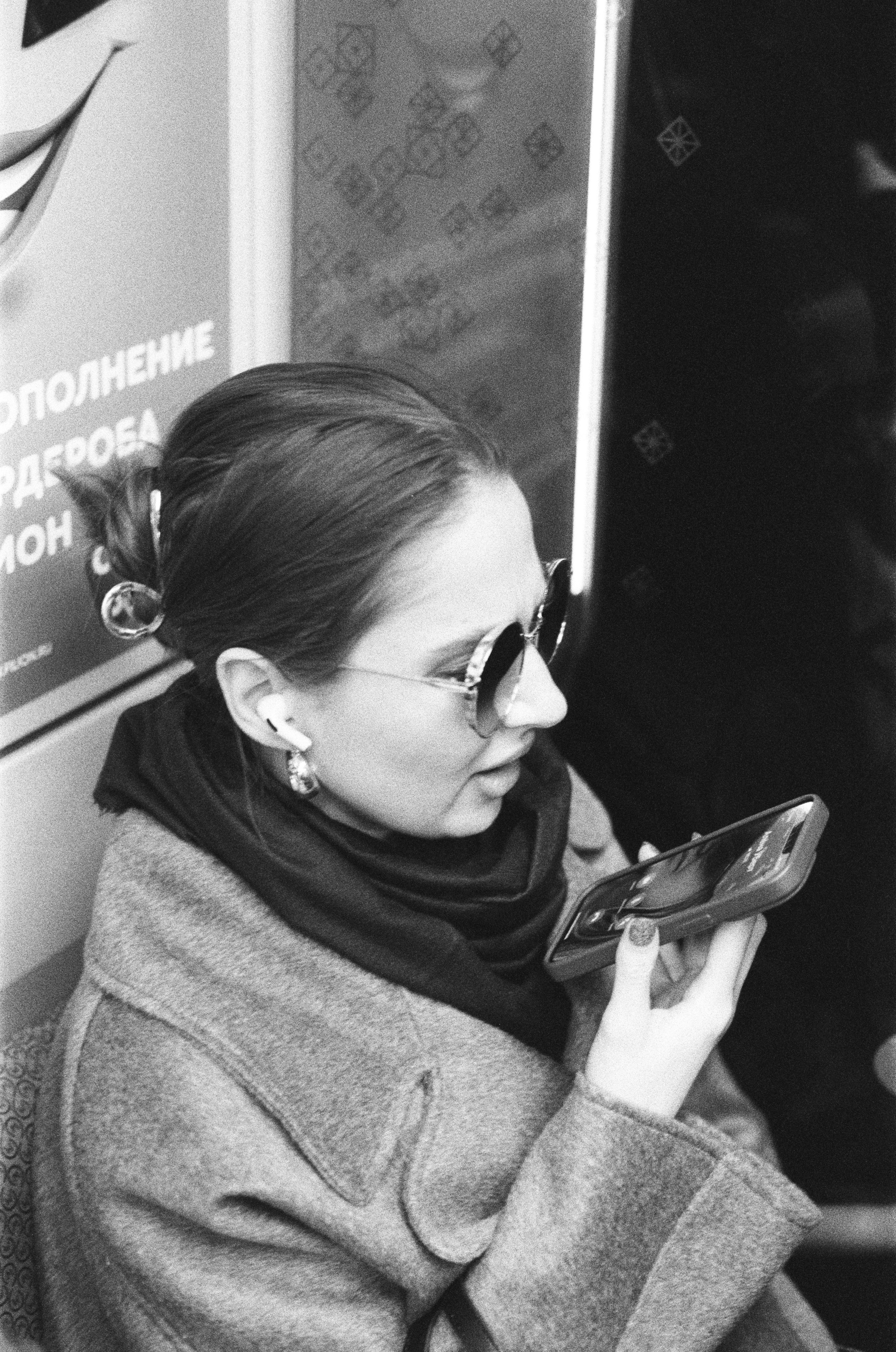 Фотосерия «Час пик»: динамика городской суеты в моменты транспортного и человеческого потока, игра света, тени и контраста в хронике городского движения. Фотограф: Ожерельев Лев