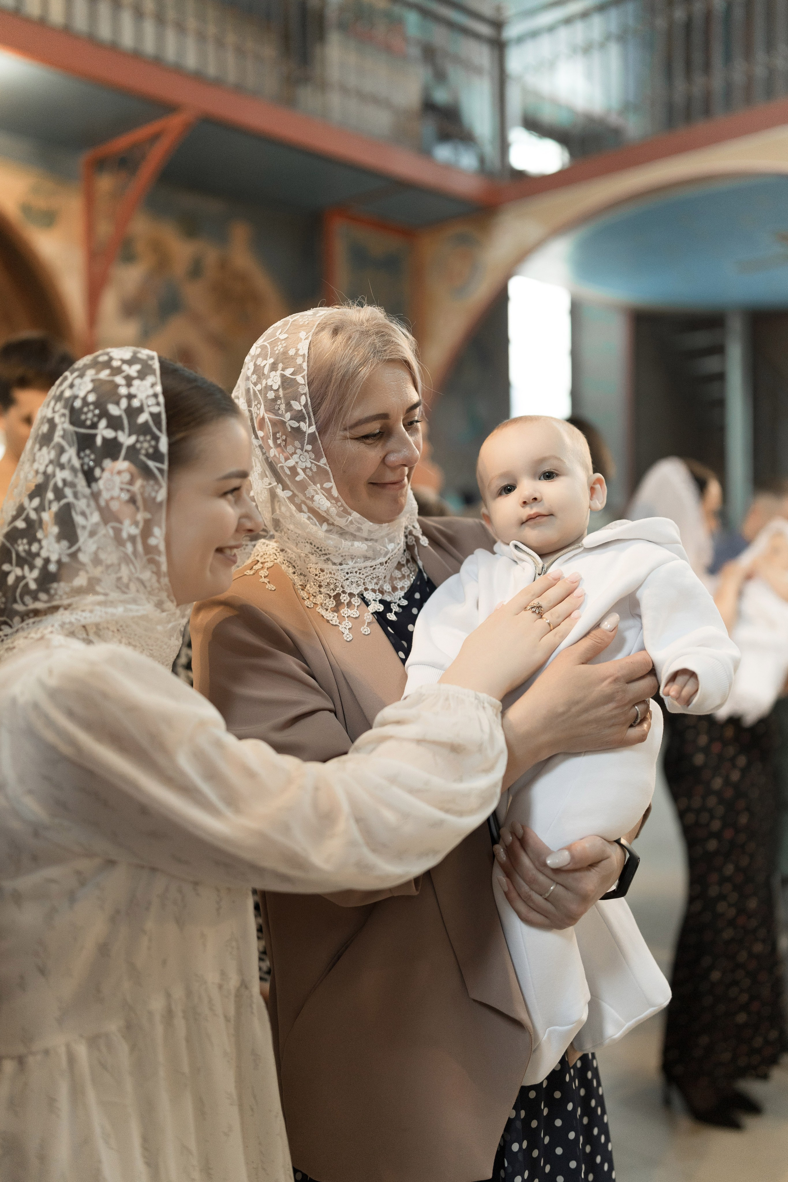 Крещение Миланы в церкви иконы Божией Матери / пасмурная погода. Анастасия Безуглова- свадебный фотограф в Таганроге