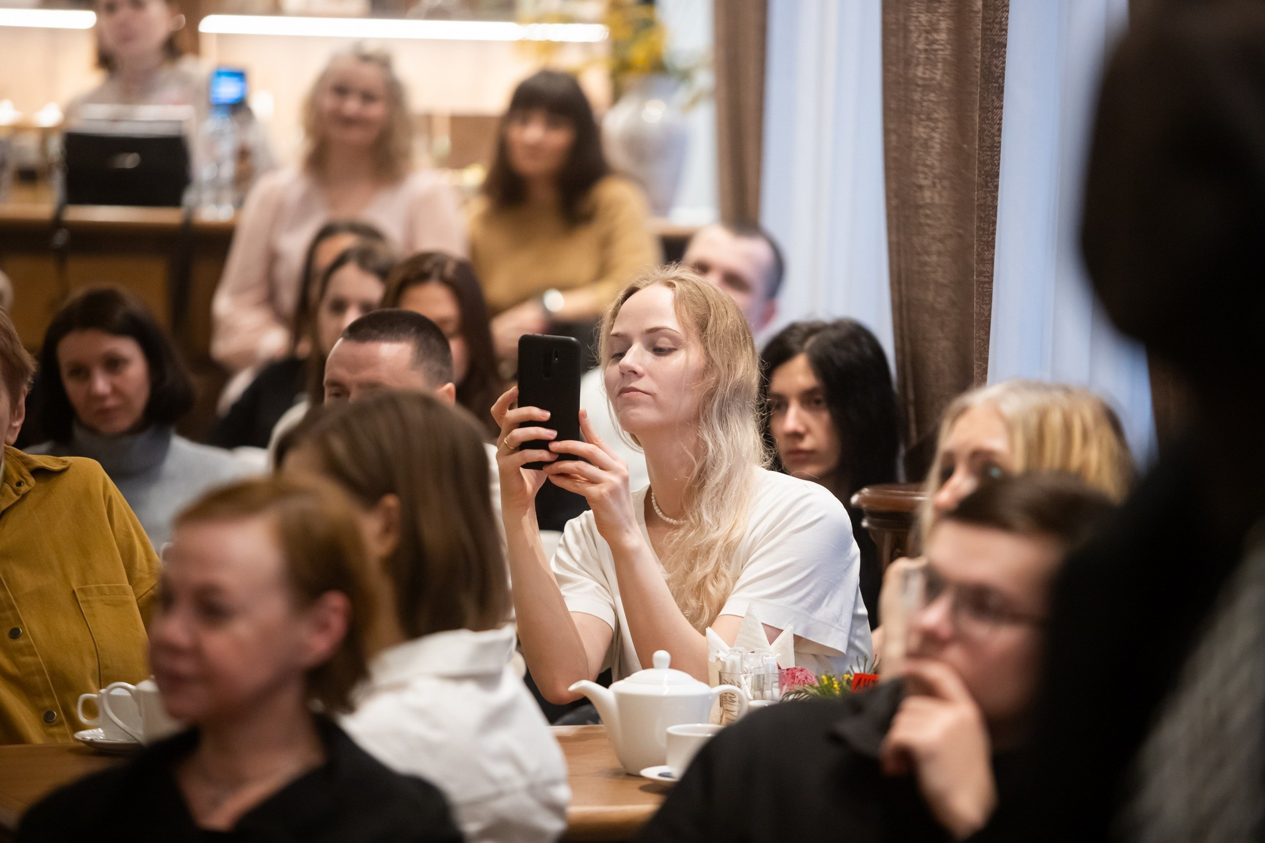 Авторский вечер Дениса Бычихина «Сумма на фоне сумм» в литературном кафе «Стива» (13 марта 2025). Репортажный фотограф Алексей Пирязев