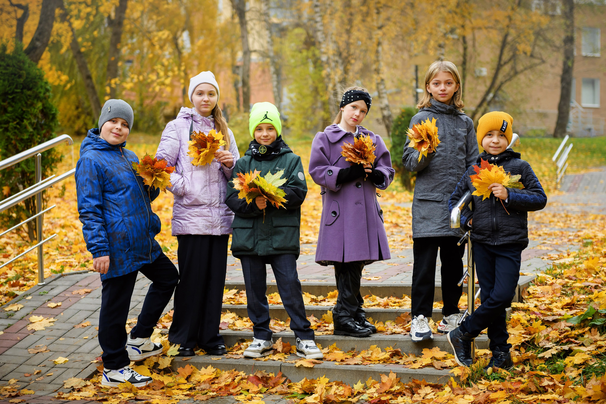 Четвероклассники позируют для школьного альбома. Выпускные альбомы в Курске