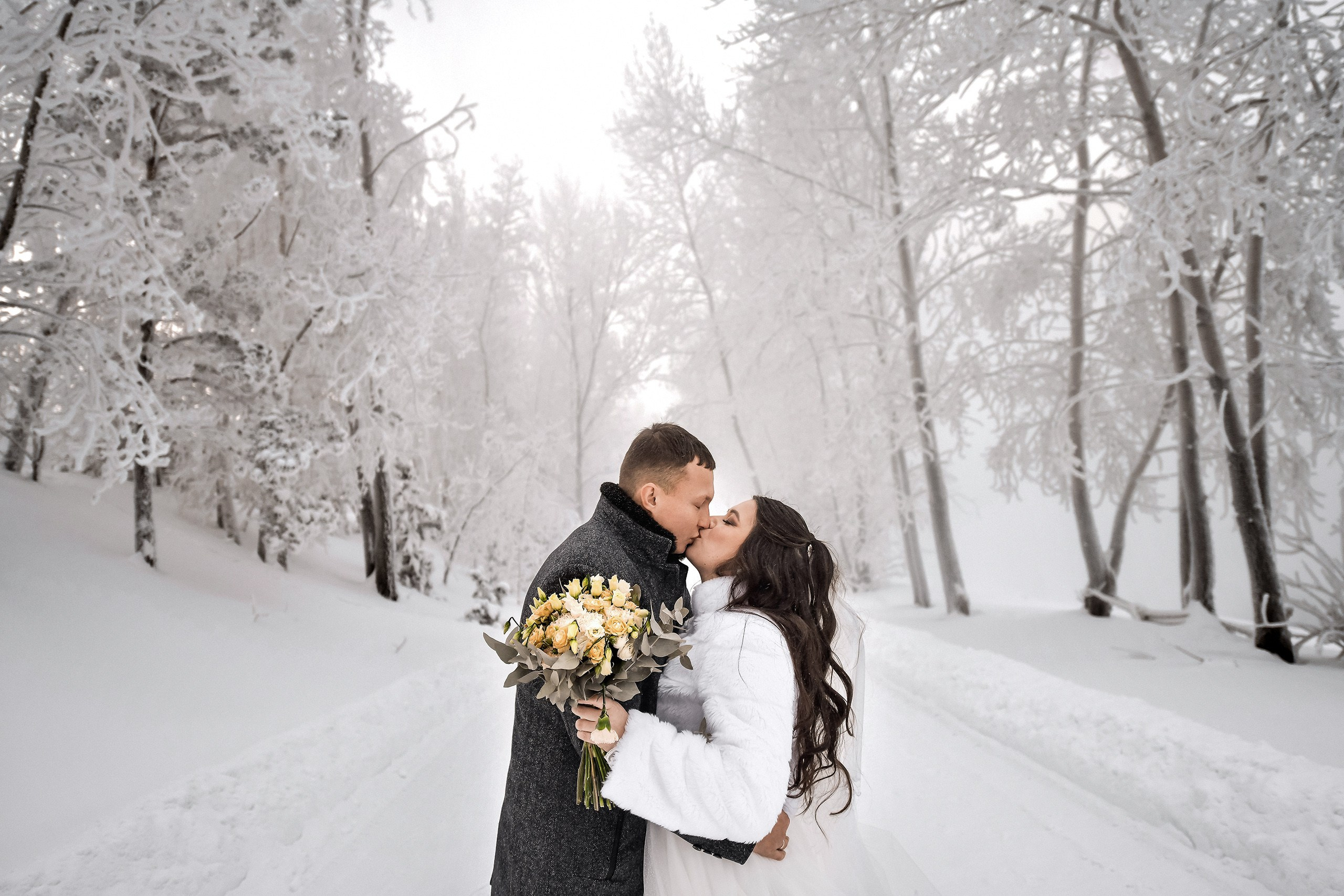 Зимняя свадьба: фотосессия невесты и жениха в студии и на улице. 📸 Свадебный и семейный фотограф в Красноярске Тихомиров Евгений | 17 лет опыта | 800+ свадеб