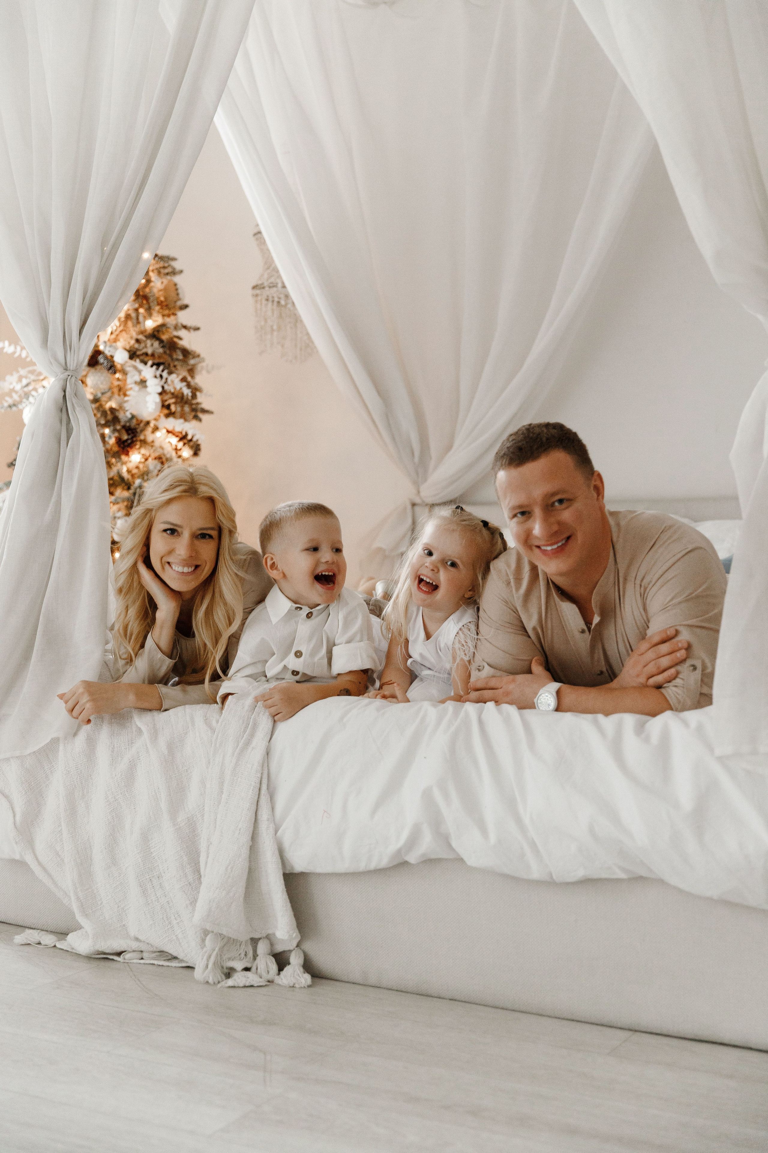 Семейная новогодняя фотосессия в студи Мимика. Фотограф Александра Сыщенко