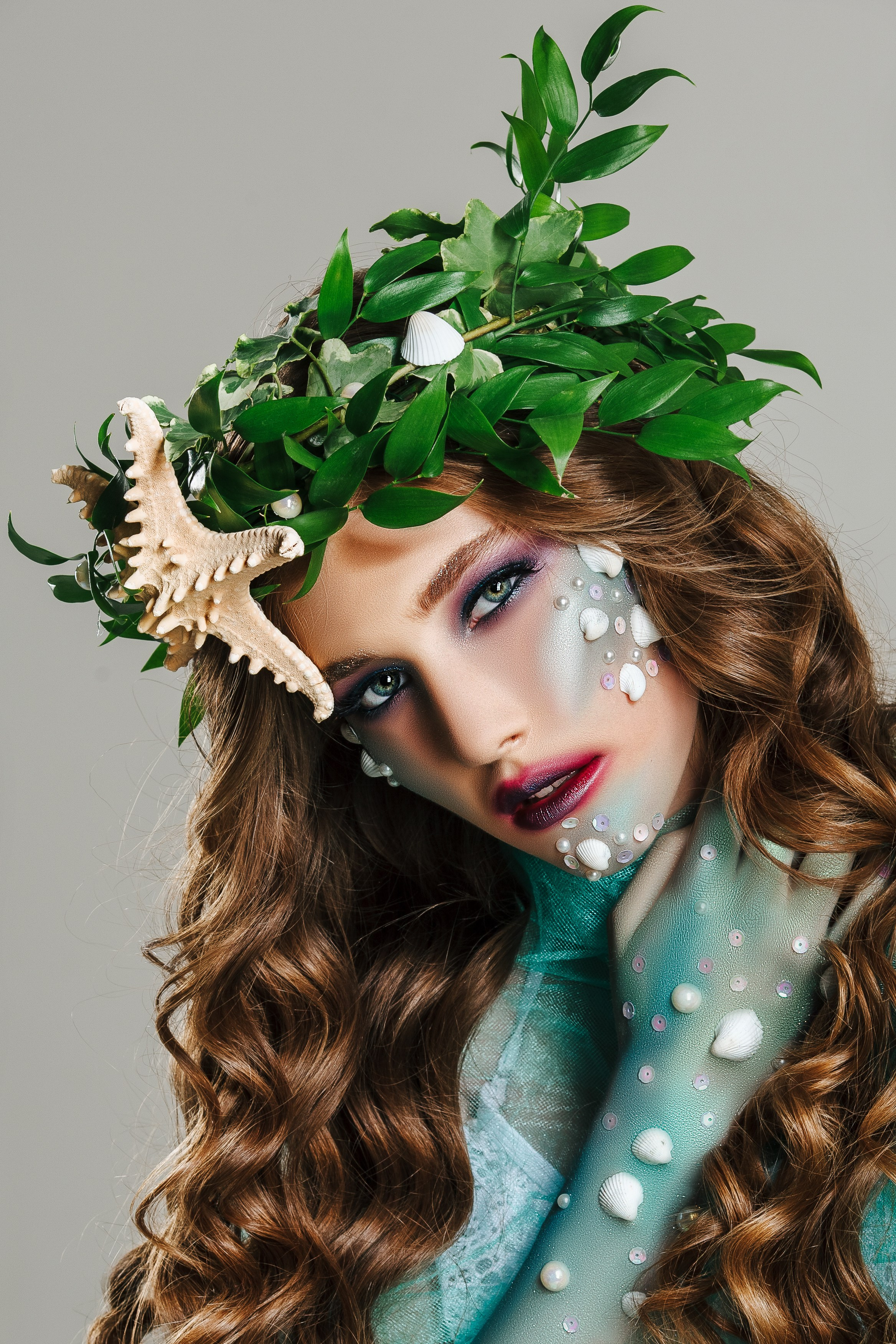 Художественный портрет девушки с глубокой ретушью в стиле русалки на голове листья и морская звезда