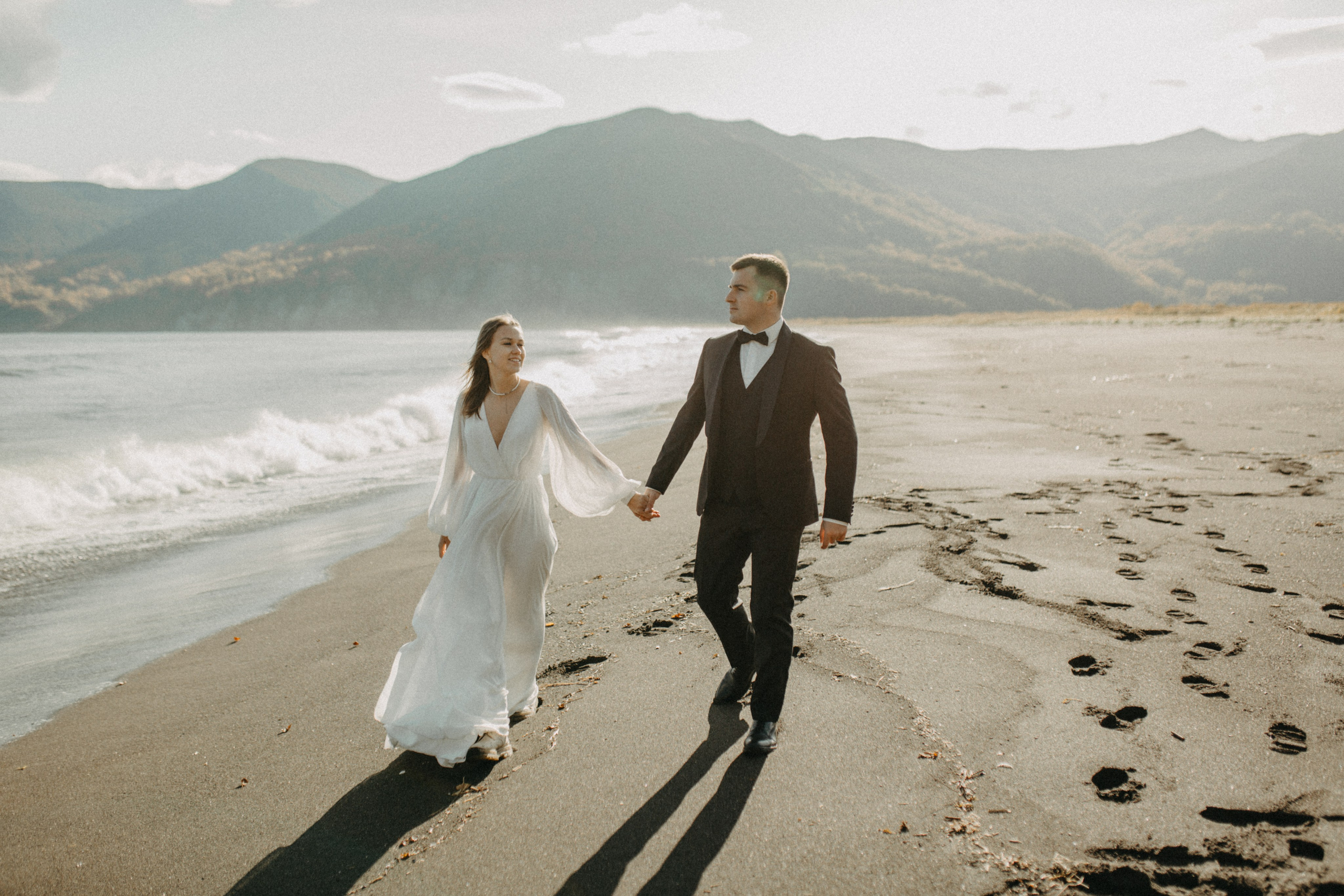 Вертолетный полет Бухта Жировая. Свадебное фото и видео на Камчатке. Туристические маршруты