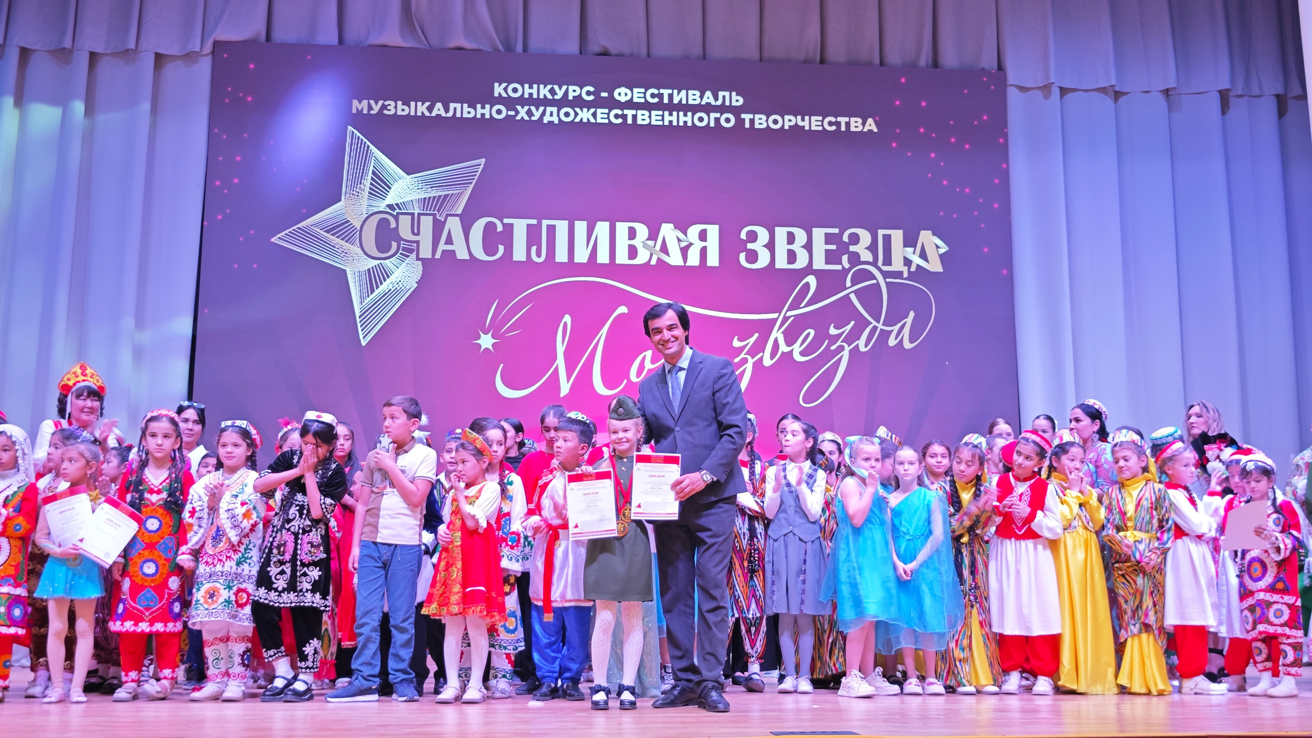 1 ноября 2025 г, г. Бохтар, Таджикистан. Золотое яблочко