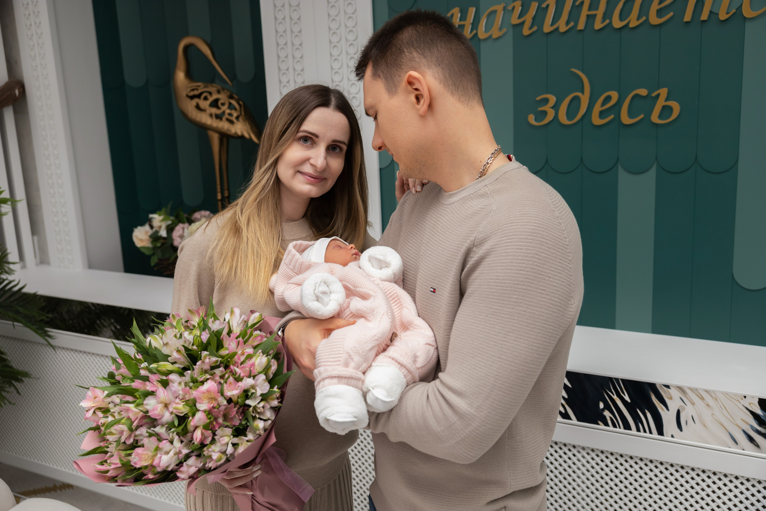 Фото выписки — заказать фотографа на выписку из роддома в Москве. Фотографы на роды в Москве. Фото и видео родов. Фотопроект «Продолжение рода»