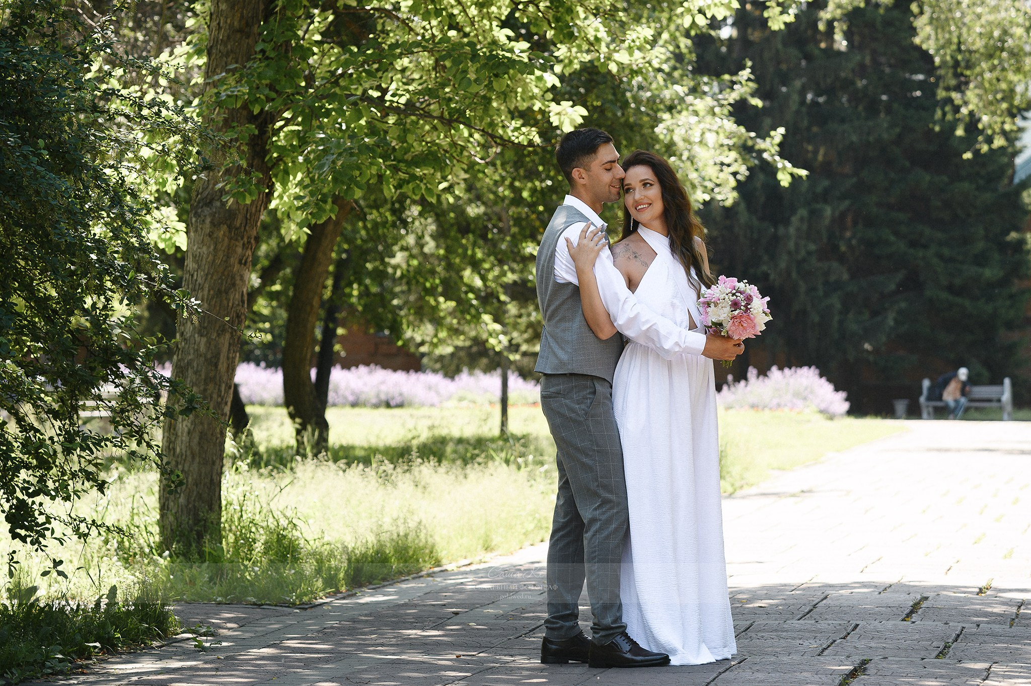Свадебная фотосессия в Нарымском сквере Новосибирска. Свадебный и семейный, event фотограф, фоторепортаж в Новосибирске — Саша Кё