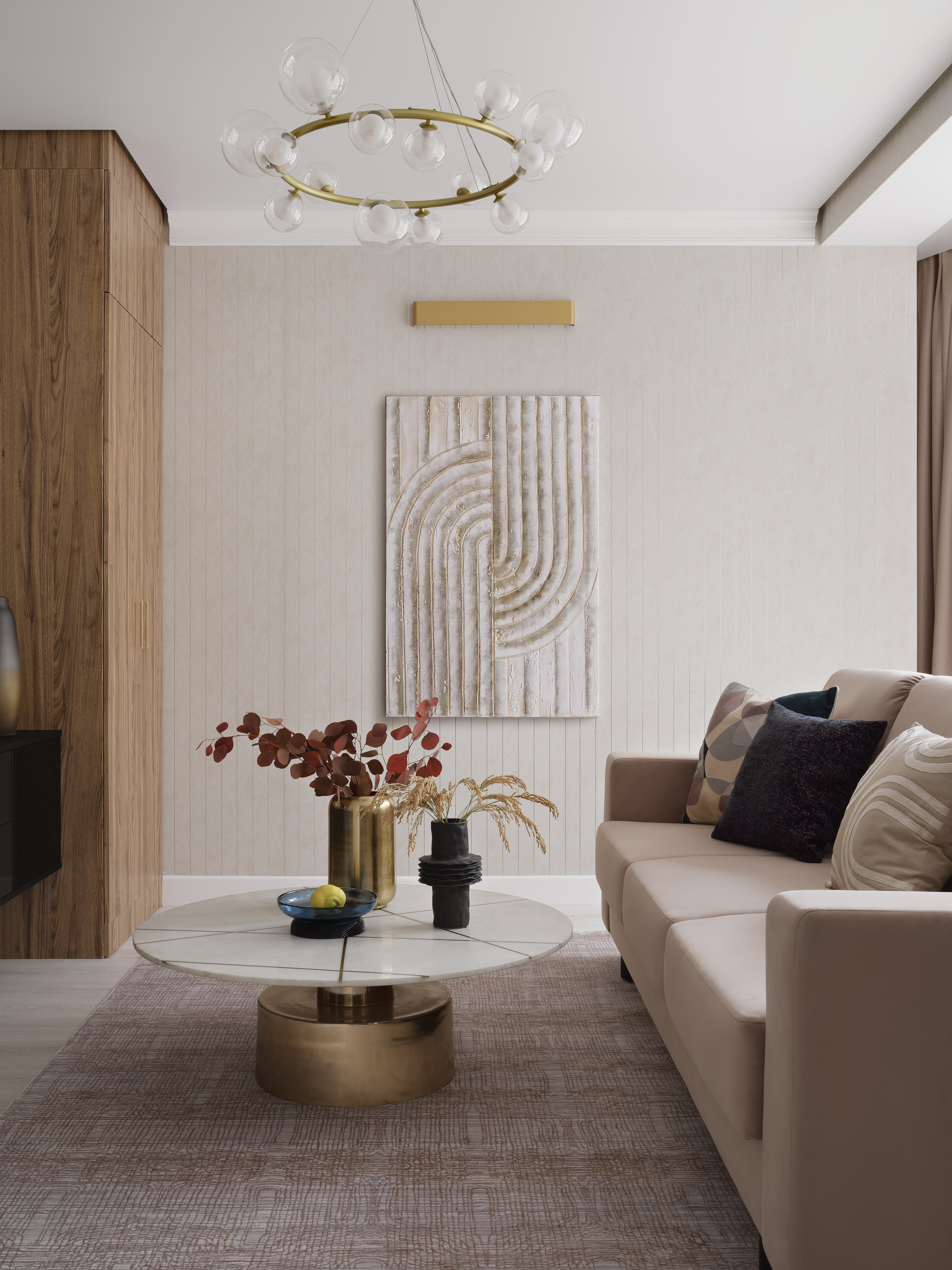 Фото современного дизайна интерьера спальни с уютным диваном, декоративным столом и стильной люстрой. Современный минимализм с элементами уюта. Дизайнер: Ольга Рубченко, стилист: Екатерина Ракитина, фотограф: Сергей Денисенко.