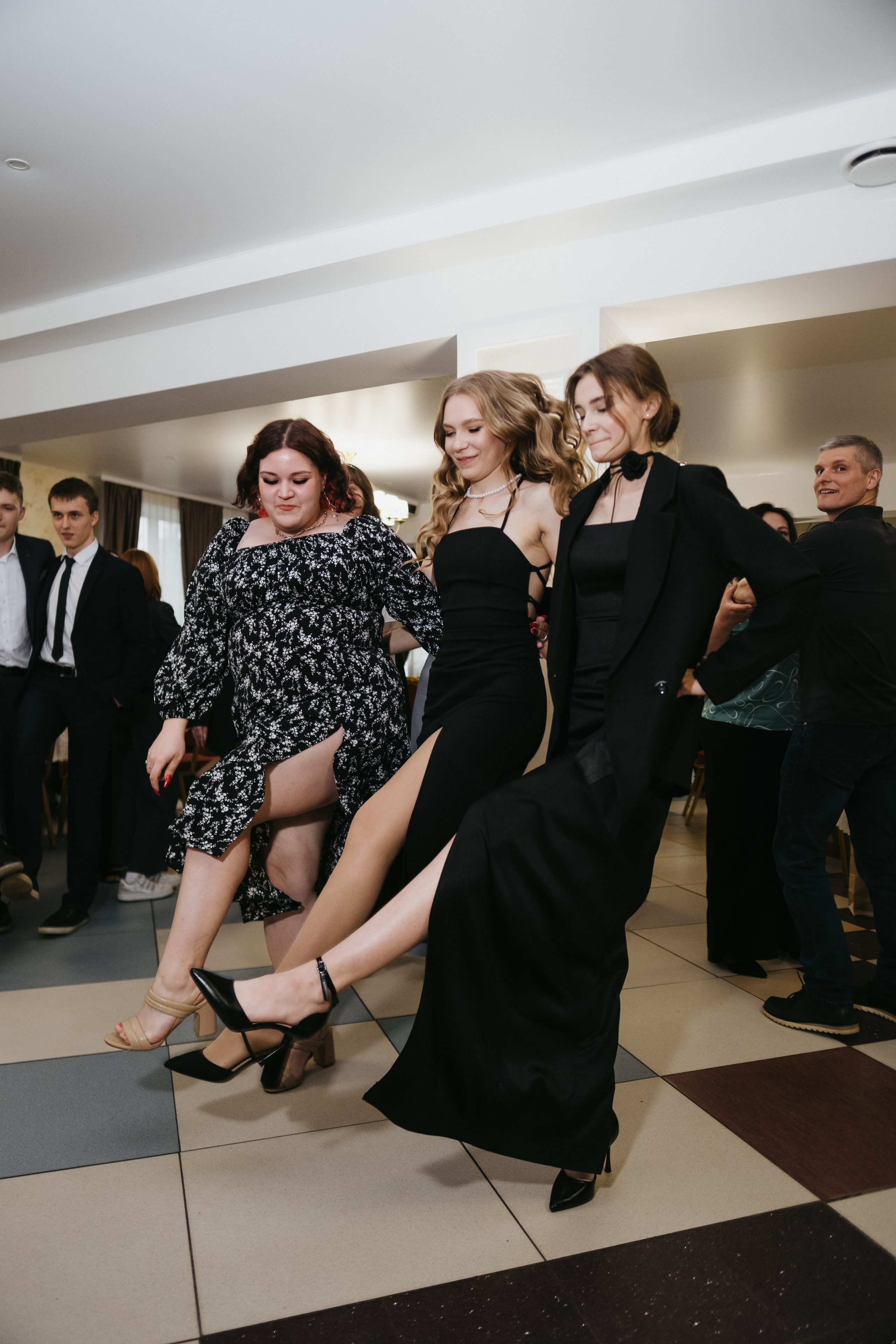 Выпускной 11 класс школы № 30. Свадебный и репортажной фотограф Денис Ожигин в Краснодаре и Краснодарском крае