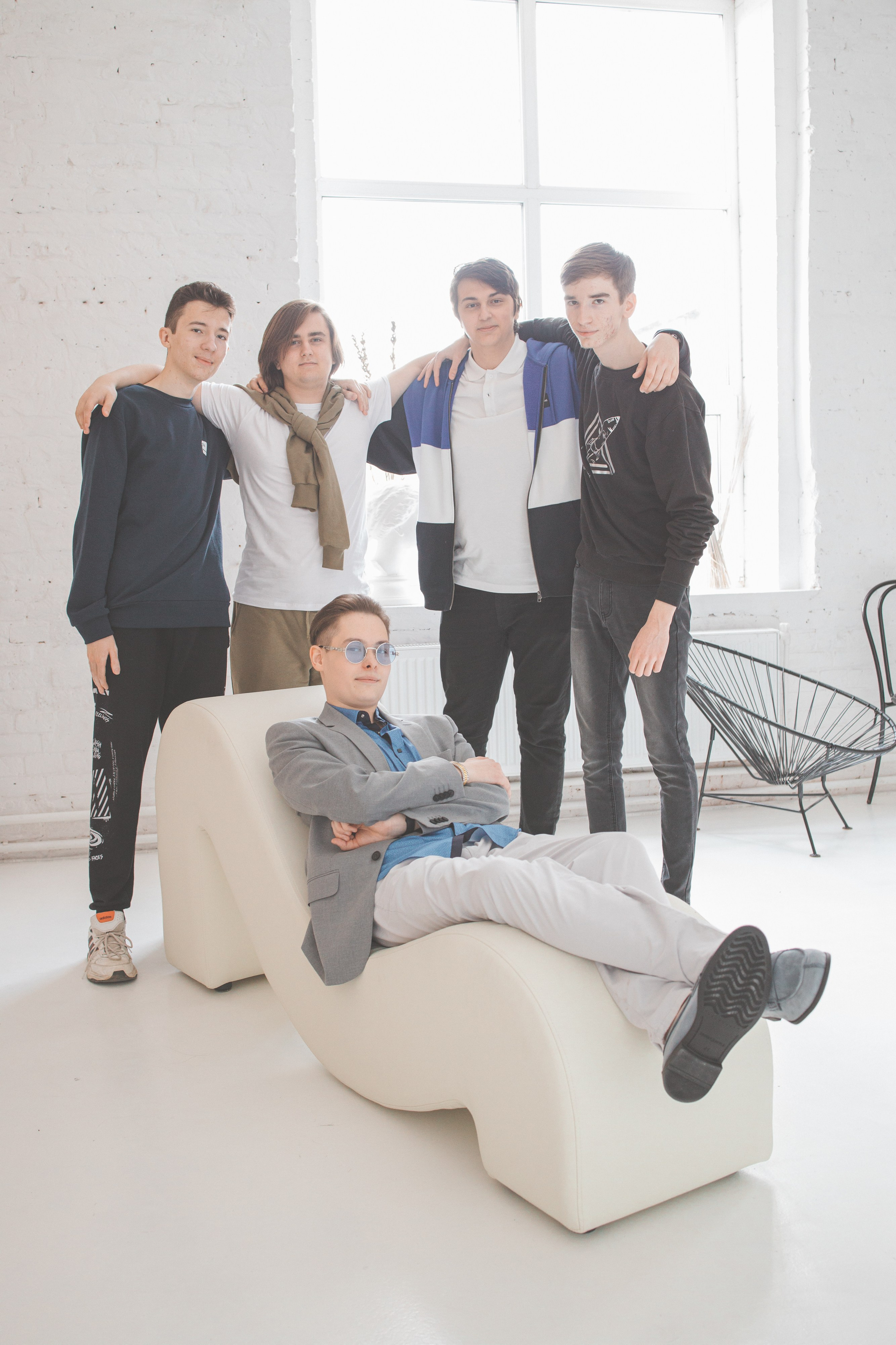 Тематическая фотосъемка 11 класса в гламурном стиле. Выпускные альбомы в Серпухове