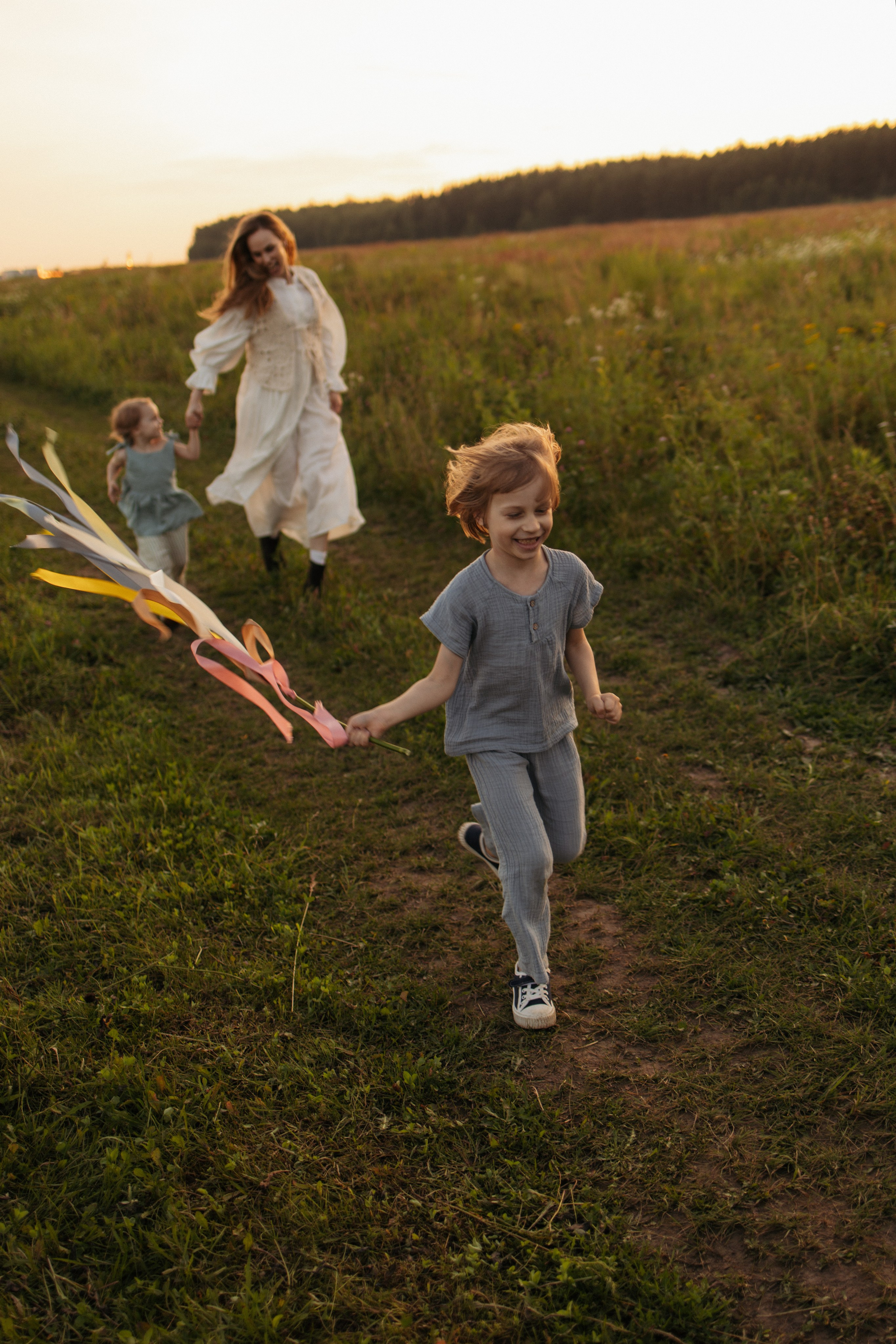 Семейная фотосессия в поле. Семейный фотограф в Москве Марина Петра