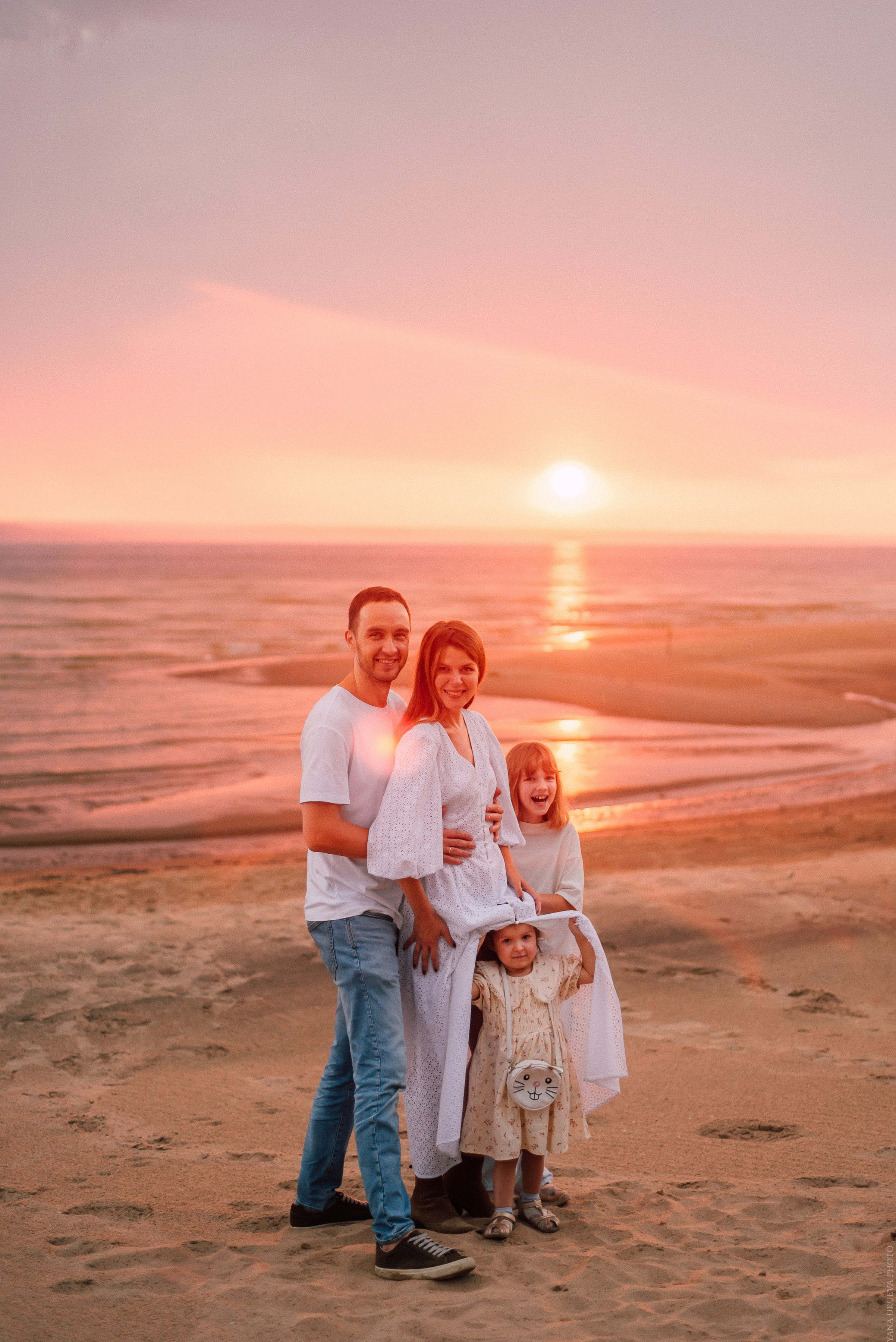 Семейная фотосессия на берегу реки и моря
