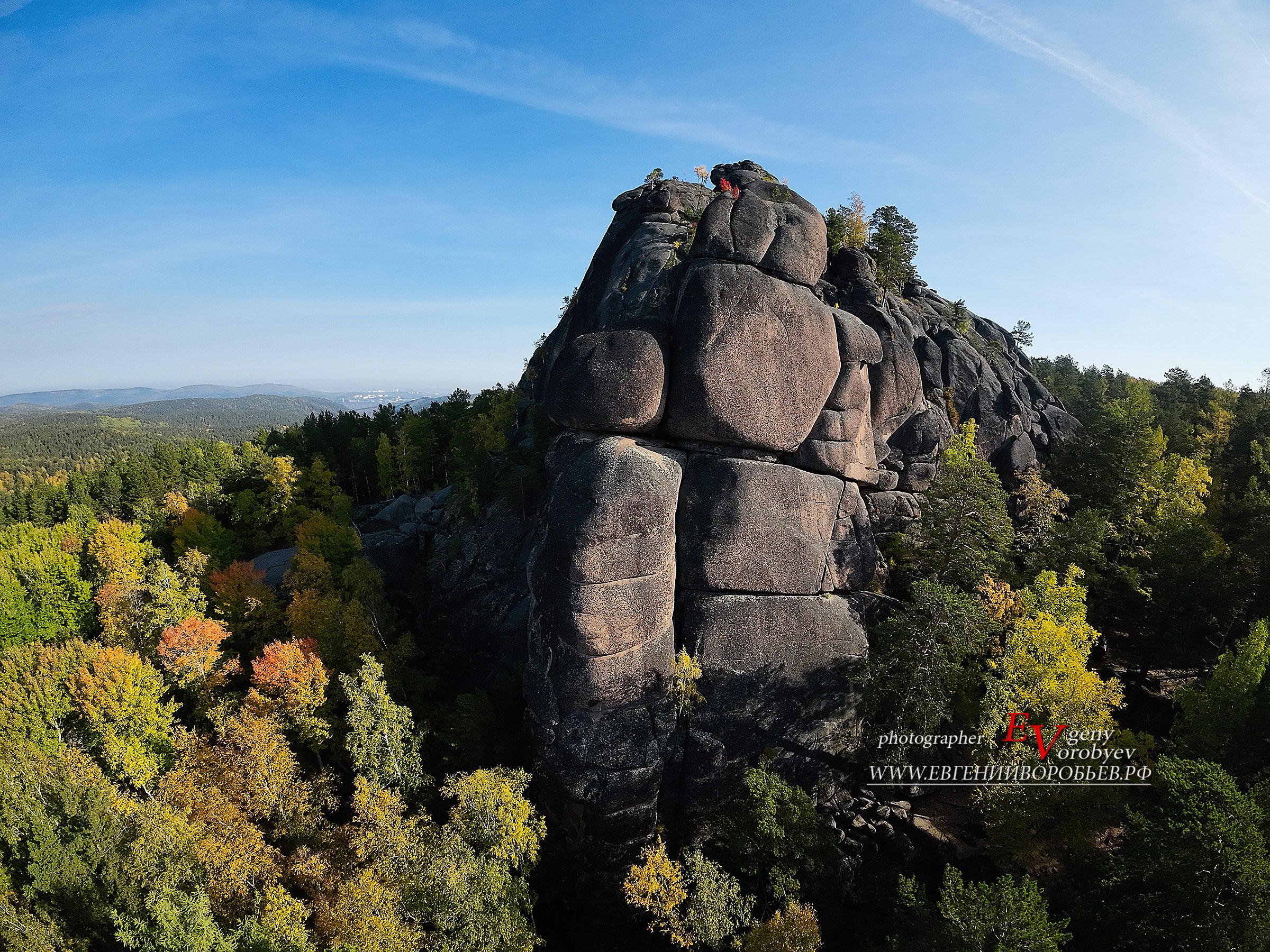 Экскурсия национальный парк заповедник Красноярские столбы цена заказать забронировать фото тур интересные места достопримечательности что посмотреть где побывать в Красноярске  Туристический маршрут центральные столбы скала Перья Дед Львиные ворота первый второй столб Фотосессия фотограф Красноярск природа пейзаж аэросъёмка с FPV дрона квадрокоптера