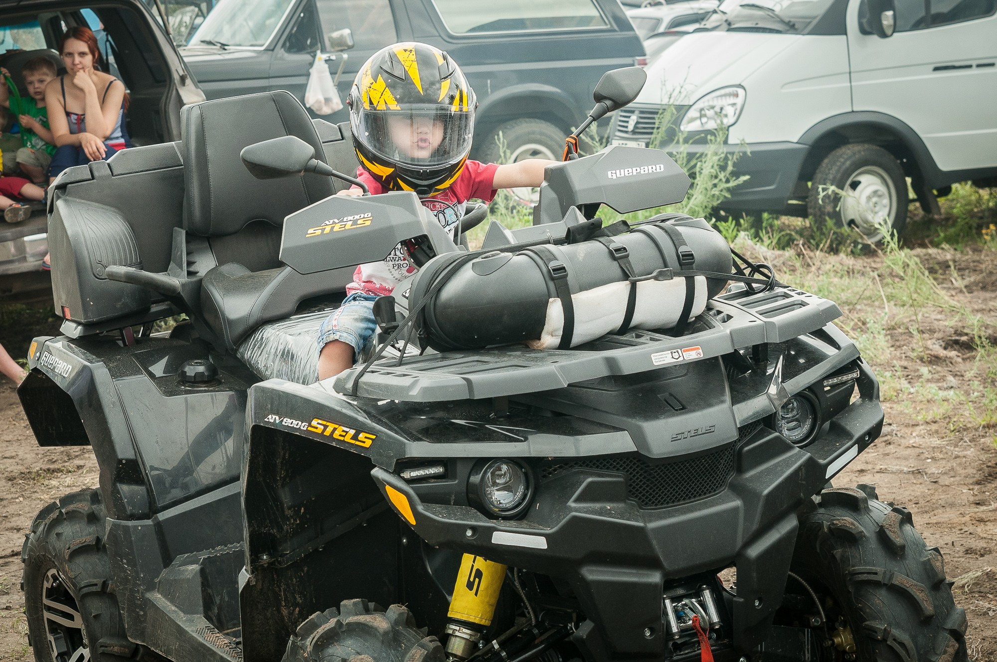 Ребёнок сидит за рулём квадроцикла