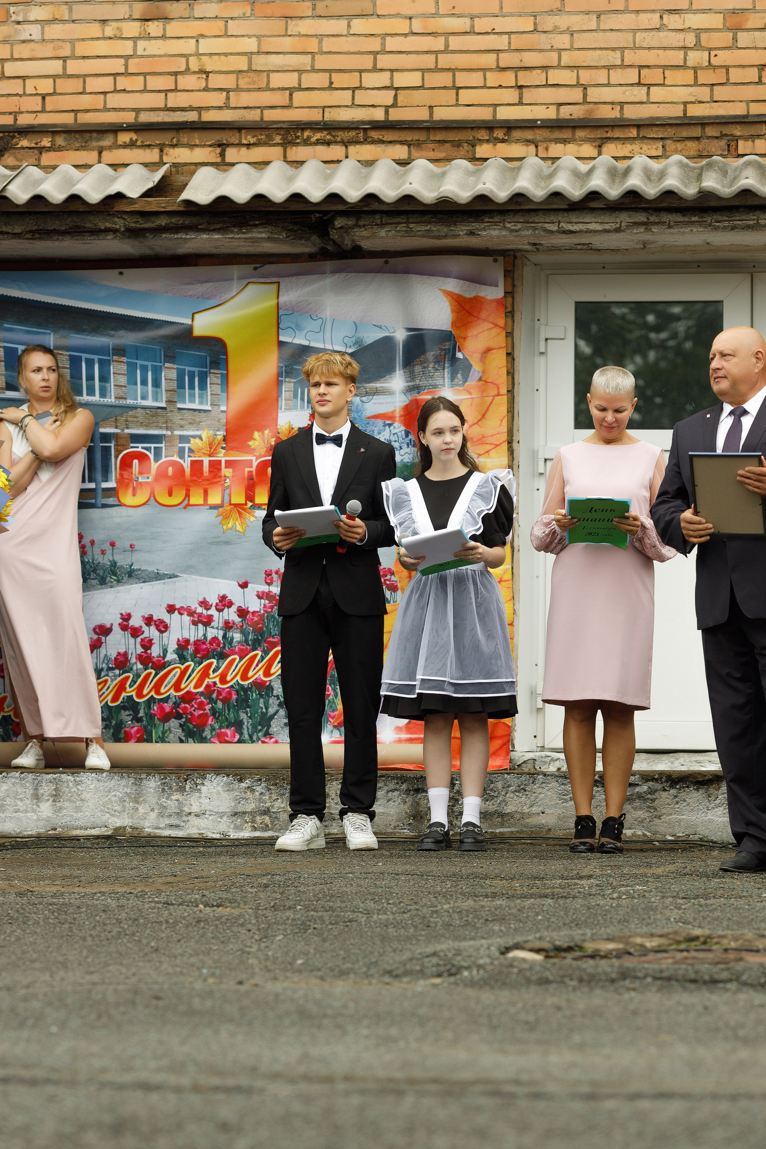 Линейка 11 клас Гимназия Артём. Photoalbum-vl.ru