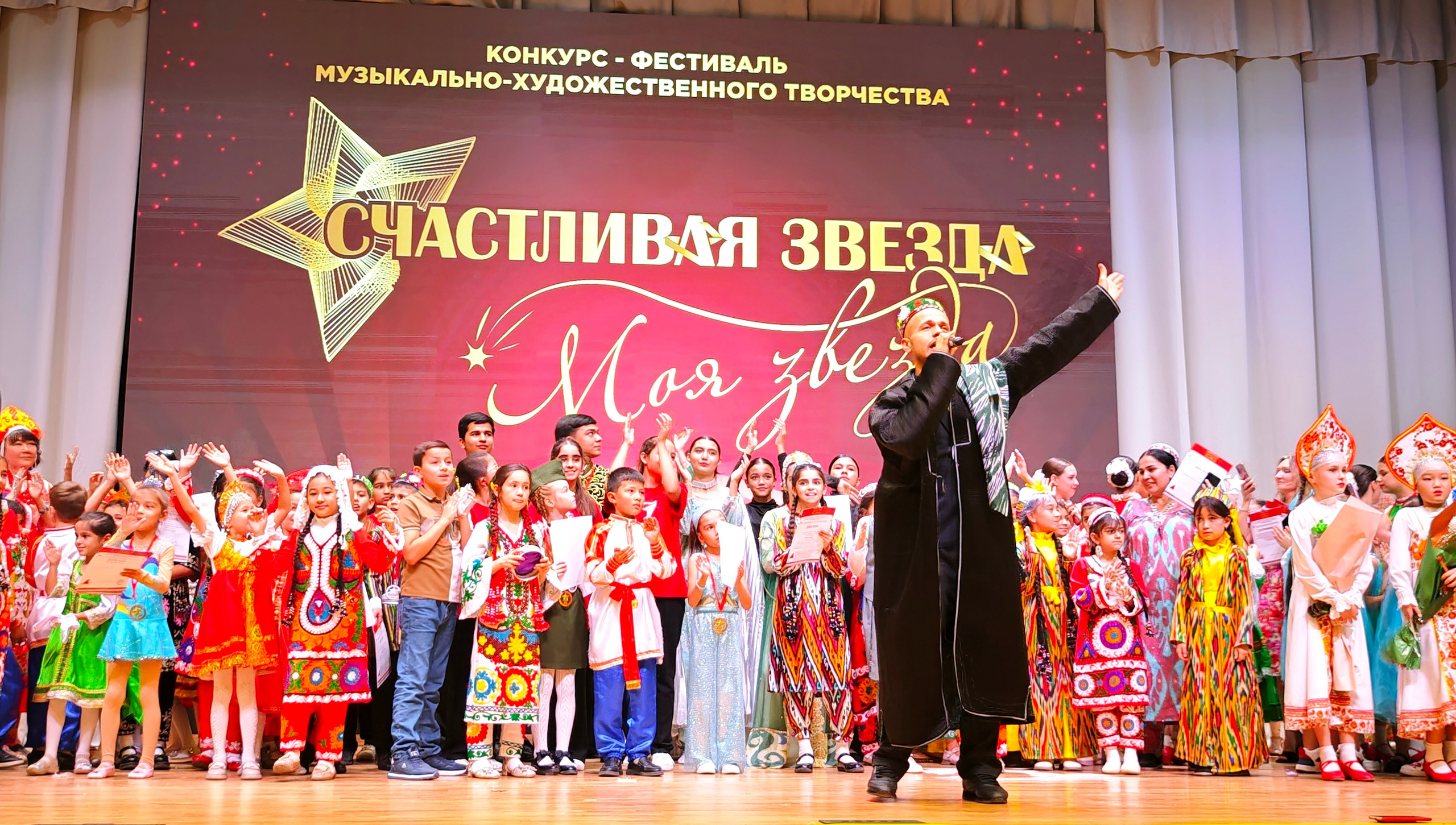 1 ноября 2025 г, г. Бохтар, Таджикистан. Золотое яблочко