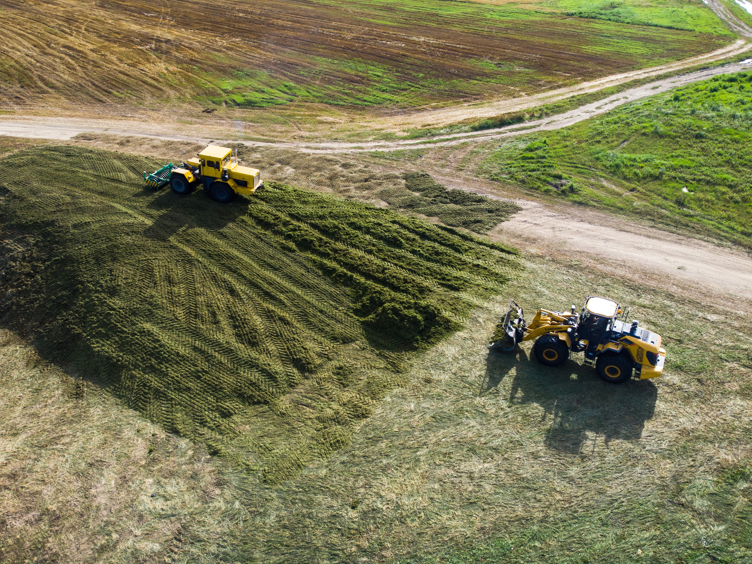 силосование при помощи тракторов