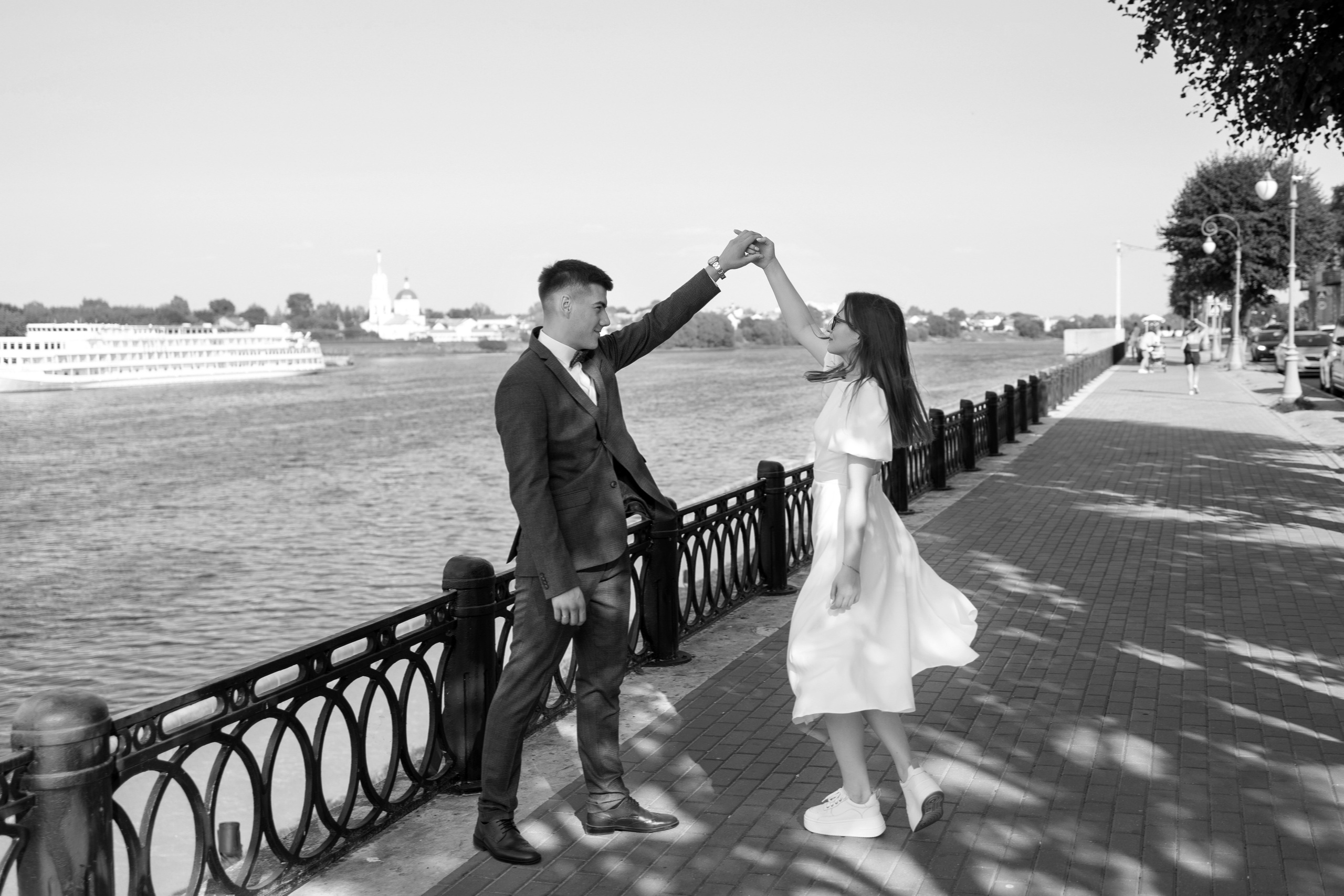 Свадебная прогулка (bw-version). Фотограф в Твери и Москве Юлия Бахтамова