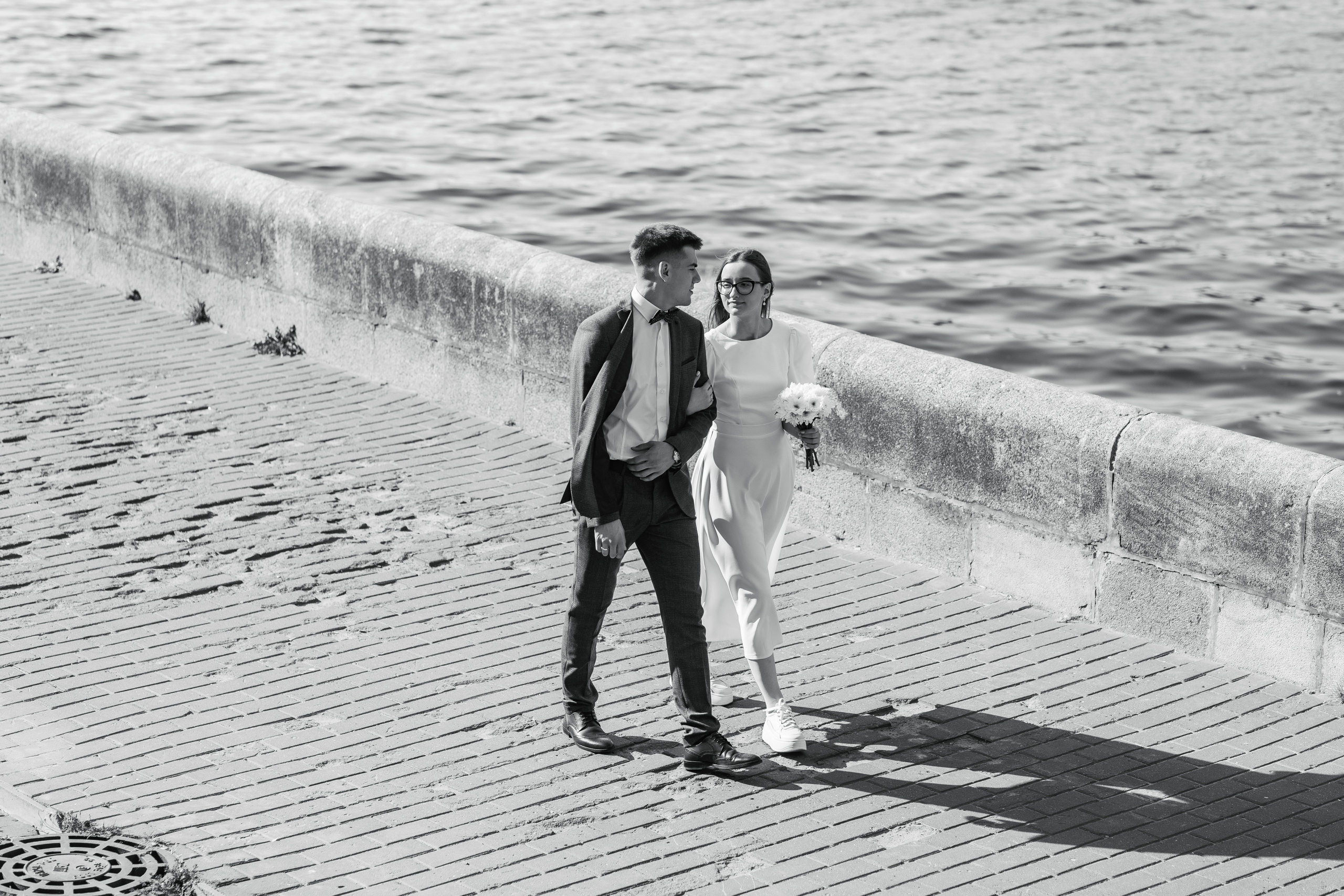 Свадебная прогулка (bw-version). Фотограф в Твери и Москве Юлия Бахтамова