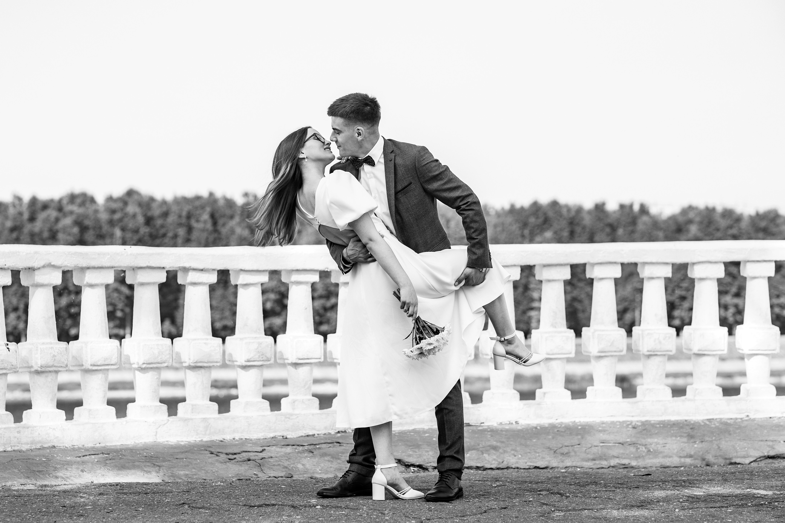 Свадебная прогулка (bw-version). Фотограф в Твери и Москве Юлия Бахтамова