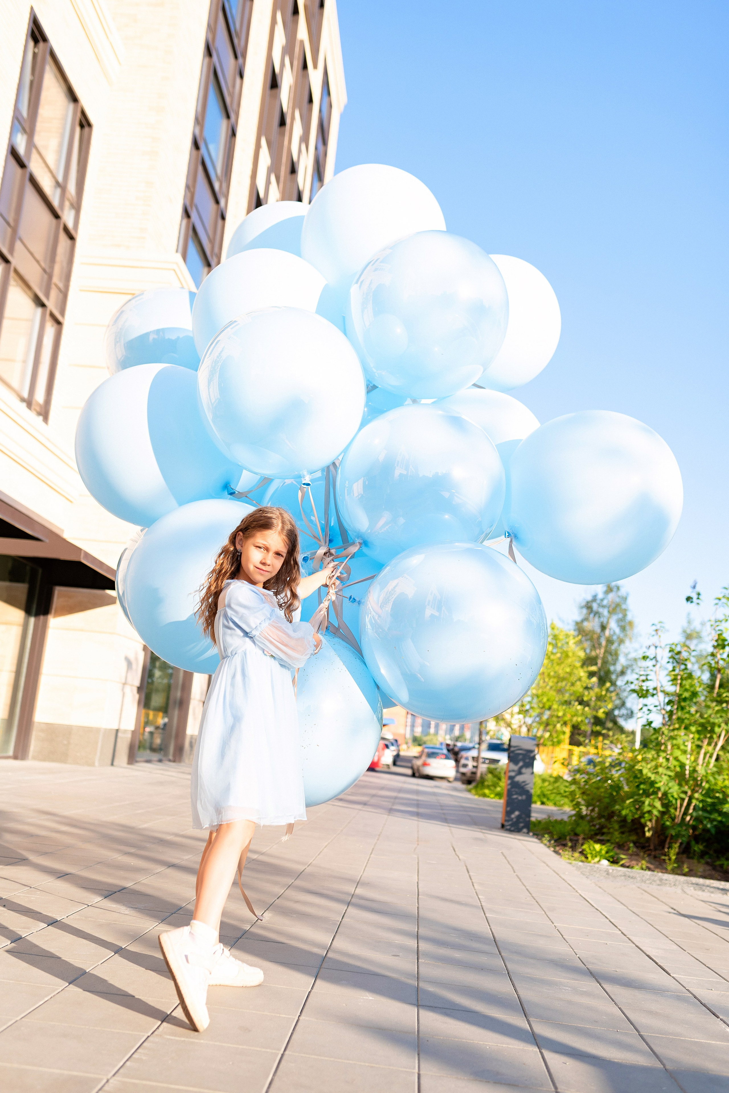Огромные яркие воздушные шары от ШарЛэнд, парящие над живописным ландшафтом города Сургут, запечатленные профессиональным фотографом Анной Старцевой. Фото демонстрирует зрелищность мероприятия и атмосферу праздника, привлекая внимание зрителей красотой и масштабом события.