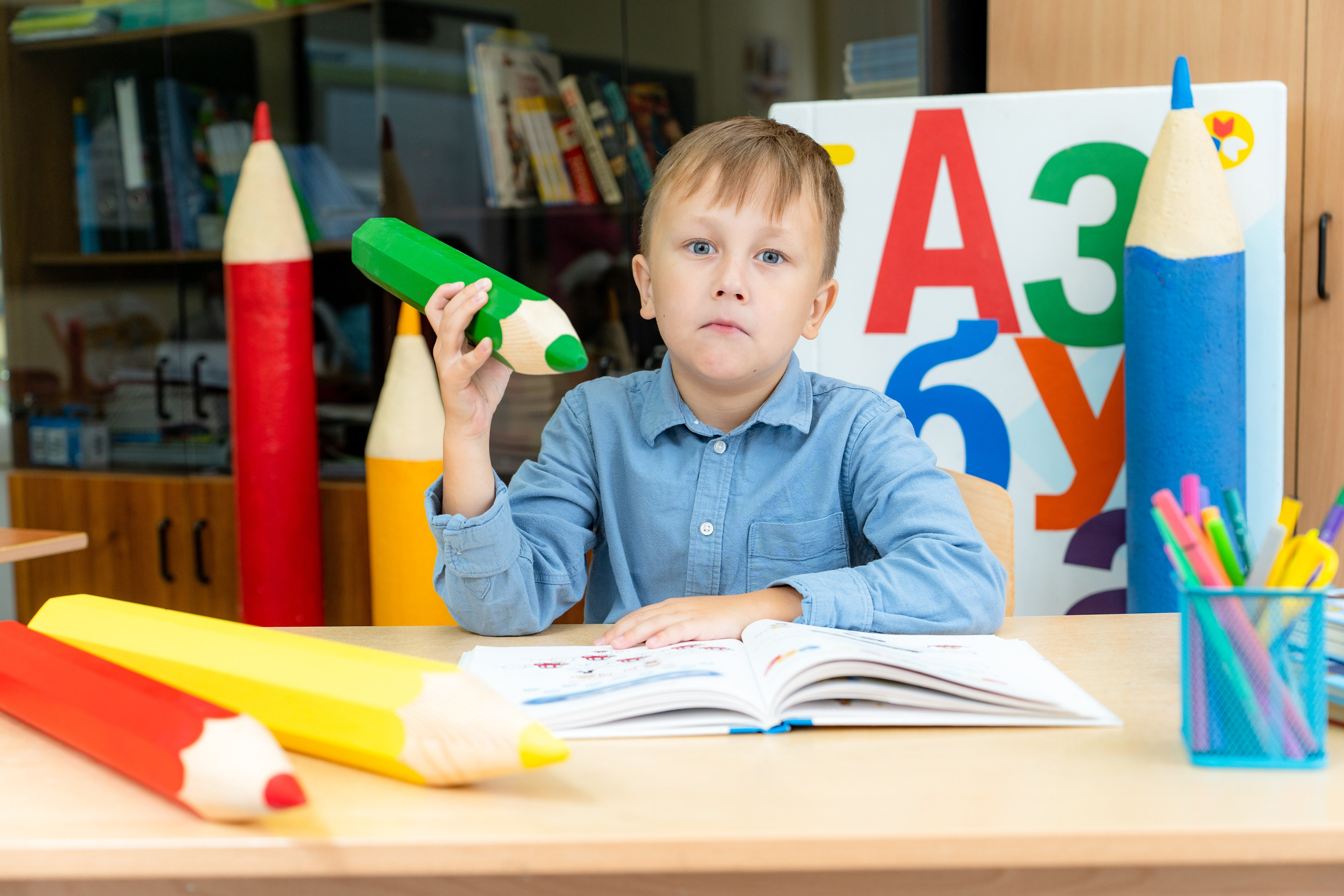 Фотосессия класса в кабинете. Улыбка выездная фотостудия Красноярск