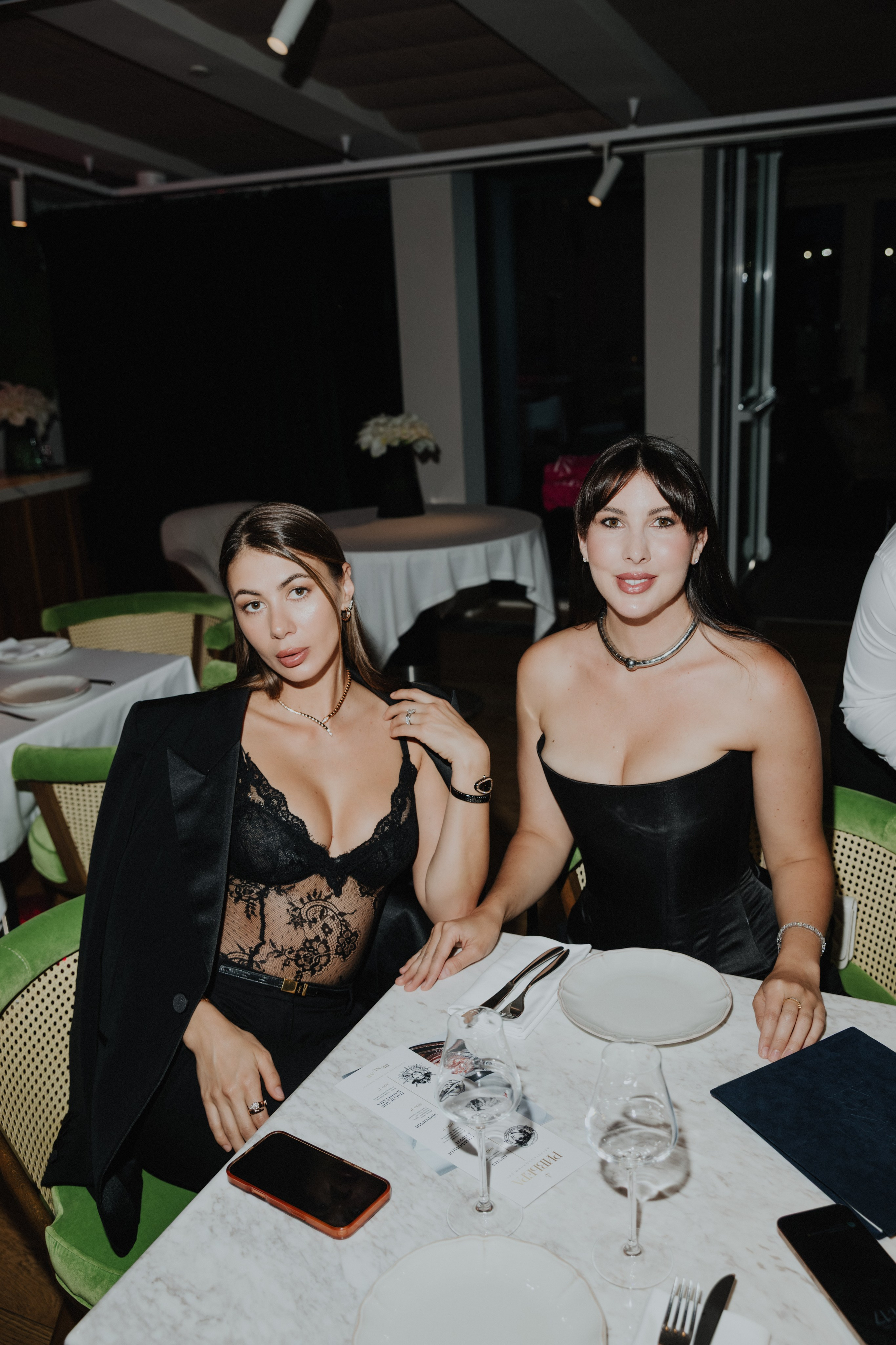 19 июня (пятница) премьера шоу-программы «Ривьера». BENUAR Restaurant